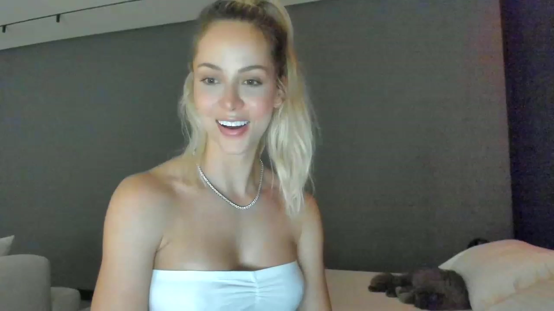 Gallery image thumbnail from Kimtylor_'s myfreecams stream on, 02/25/2023, 03:56 image 2 of 20