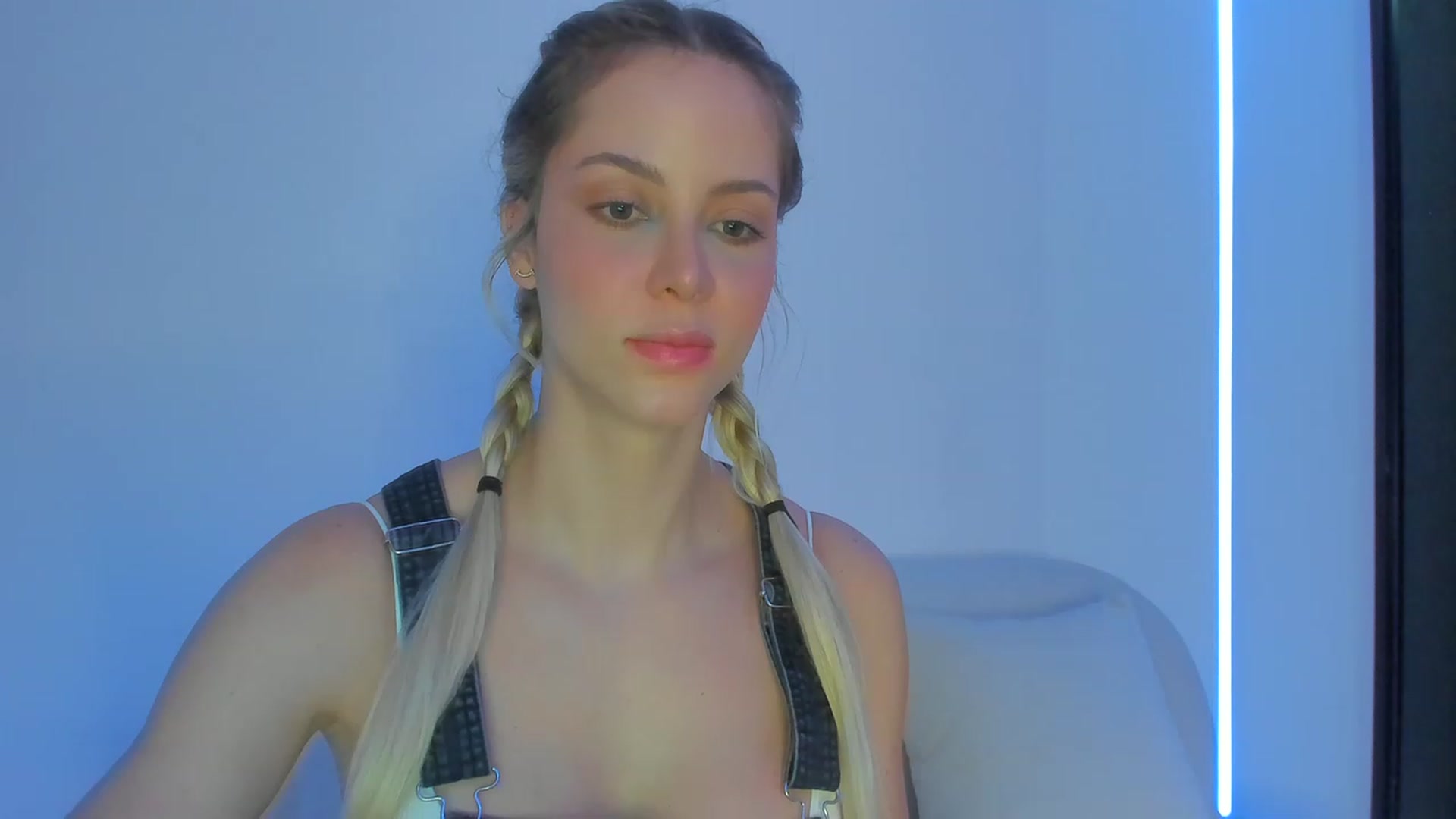 Gallery image thumbnail from Kimtylor_'s myfreecams stream on, 03/04/2023, 03:13 image 2 of 20