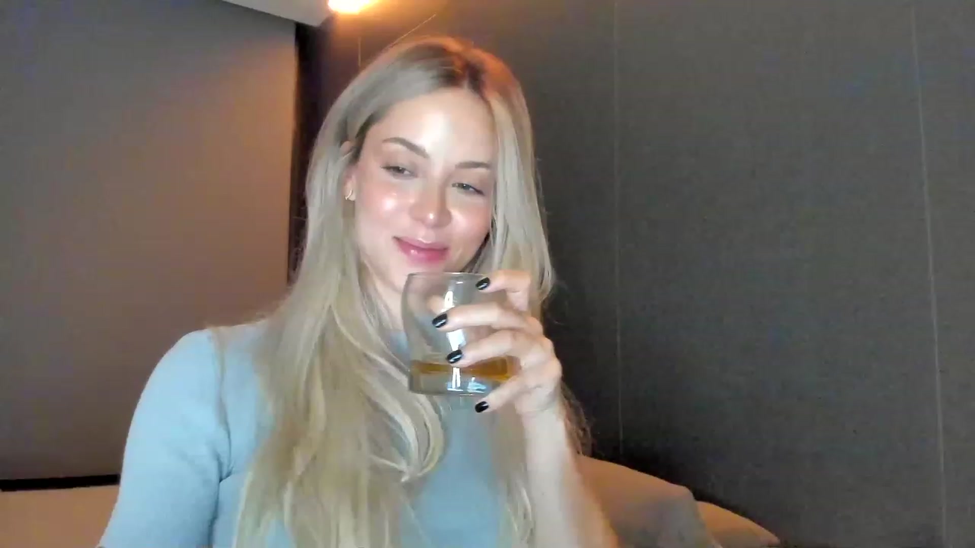 Gallery image thumbnail from Kimtylor_'s myfreecams stream on, 03/25/2023, 04:03 image 16 of 20