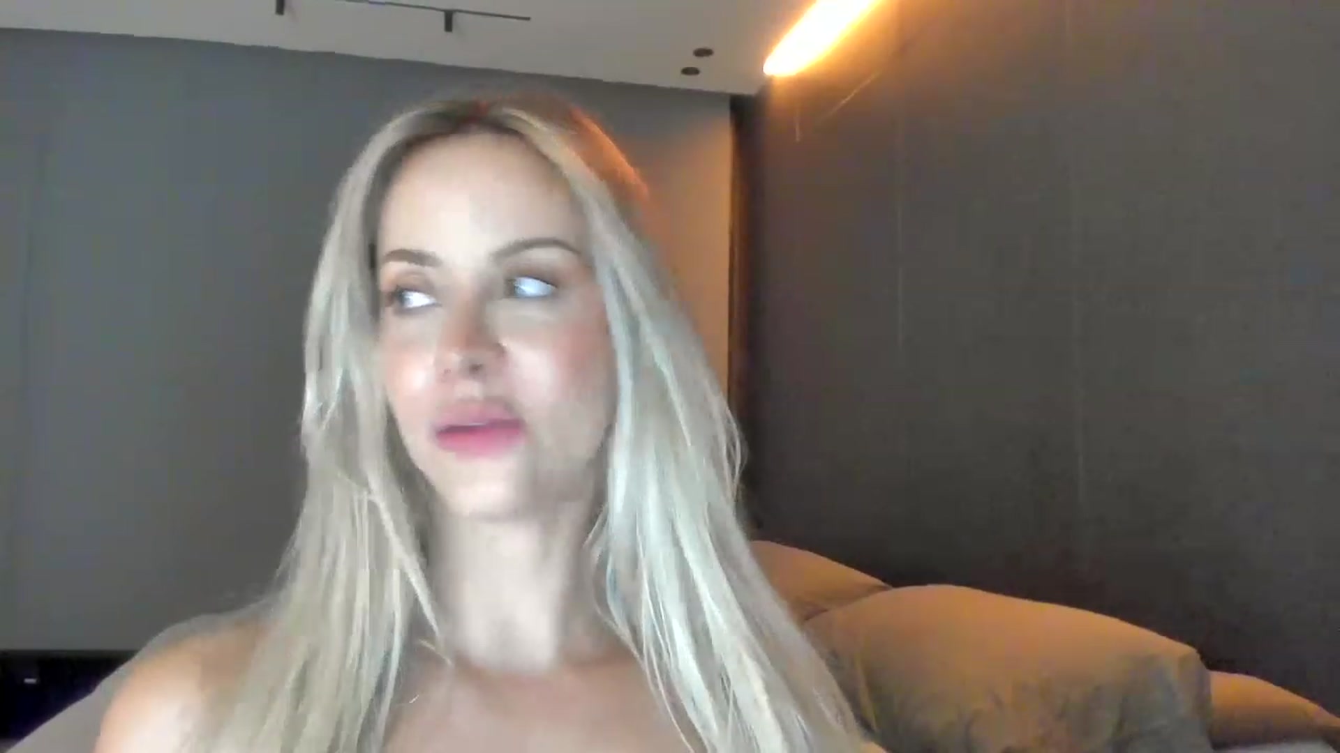 Gallery image thumbnail from Kimtylor_'s myfreecams stream on, 03/25/2023, 05:34 image 15 of 20