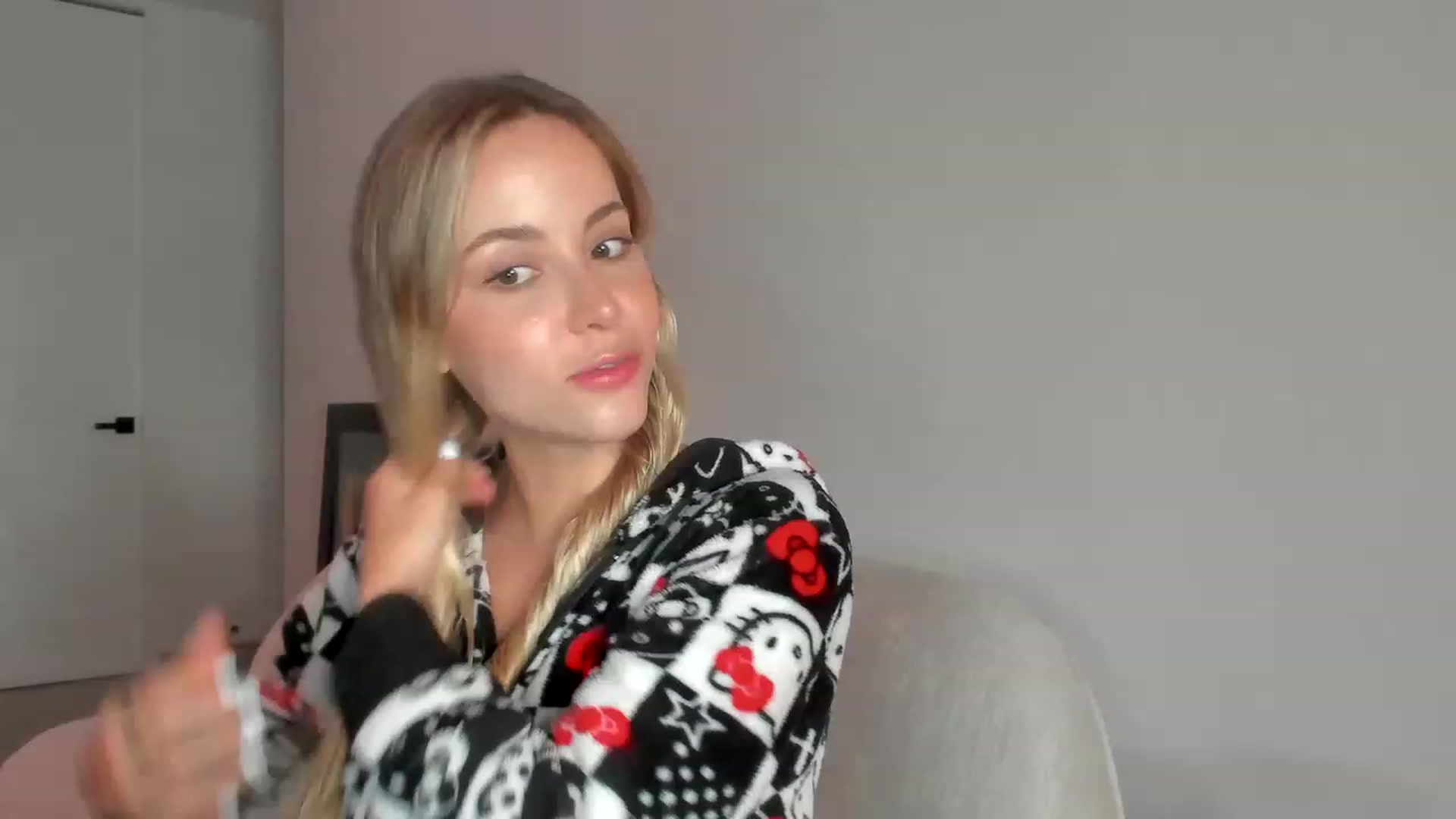 Gallery image thumbnail from Kimtylor_'s myfreecams stream on, 04/04/2023, 01:49 image 10 of 20