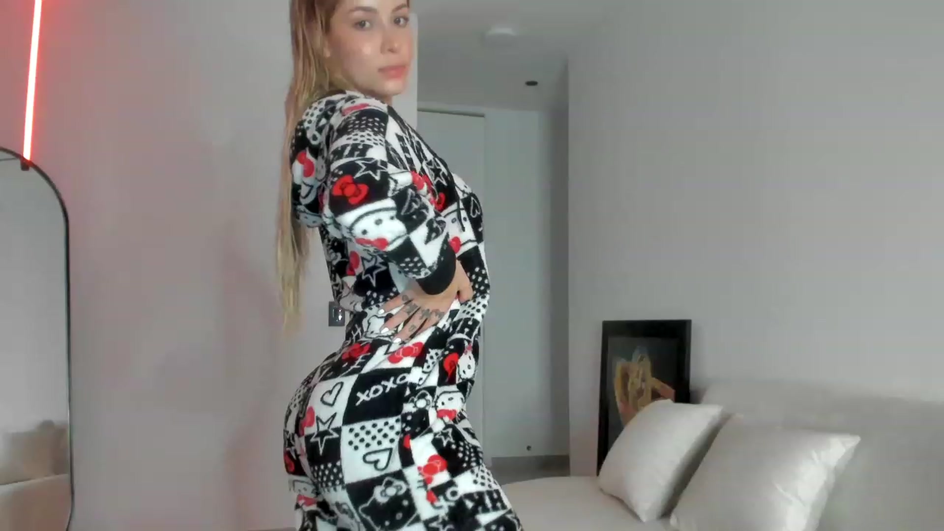 Gallery image thumbnail from Kimtylor_'s myfreecams stream on, 04/04/2023, 01:49 image 14 of 20