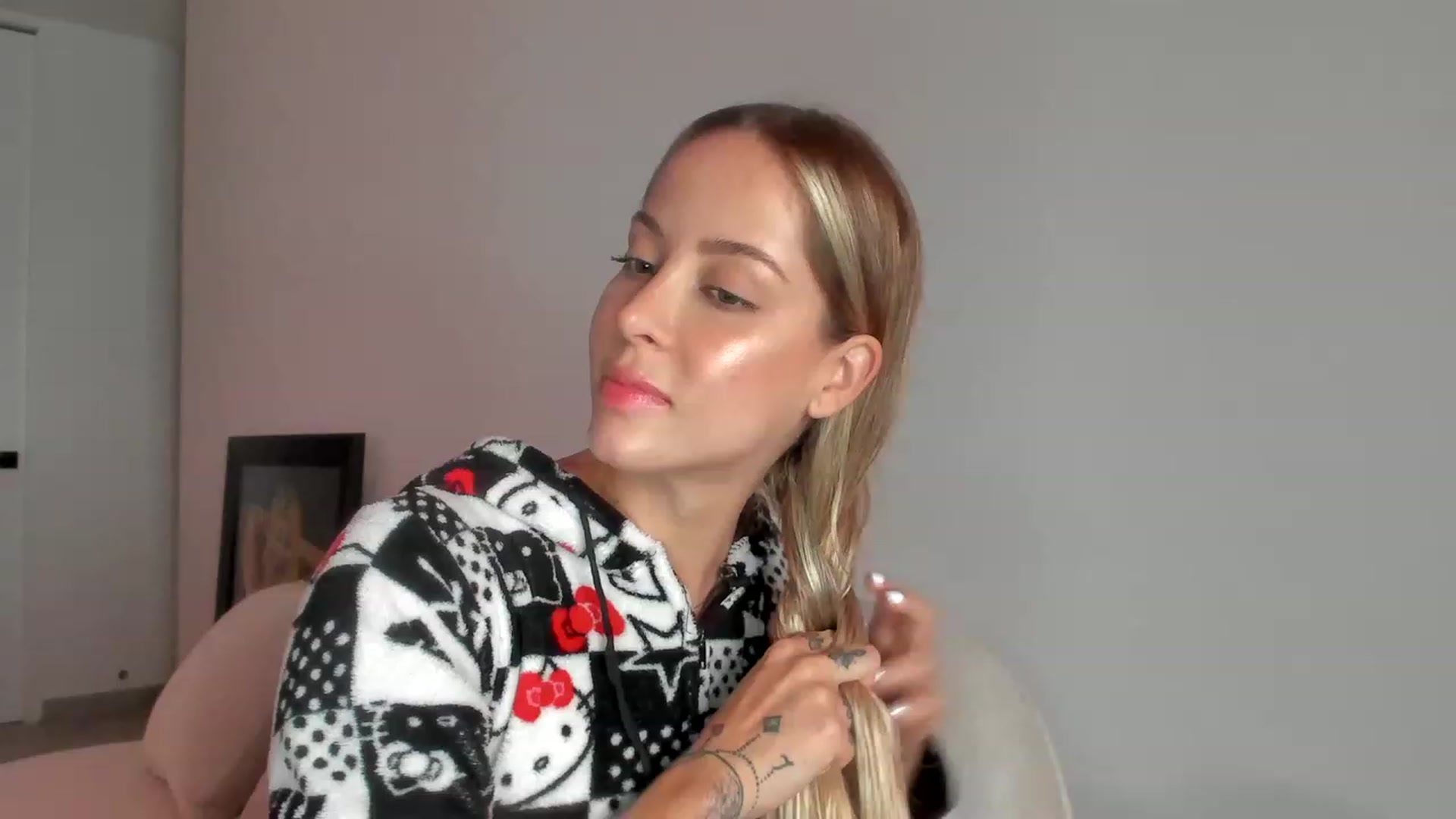Gallery image thumbnail from Kimtylor_'s myfreecams stream on, 04/04/2023, 01:49 image 16 of 20