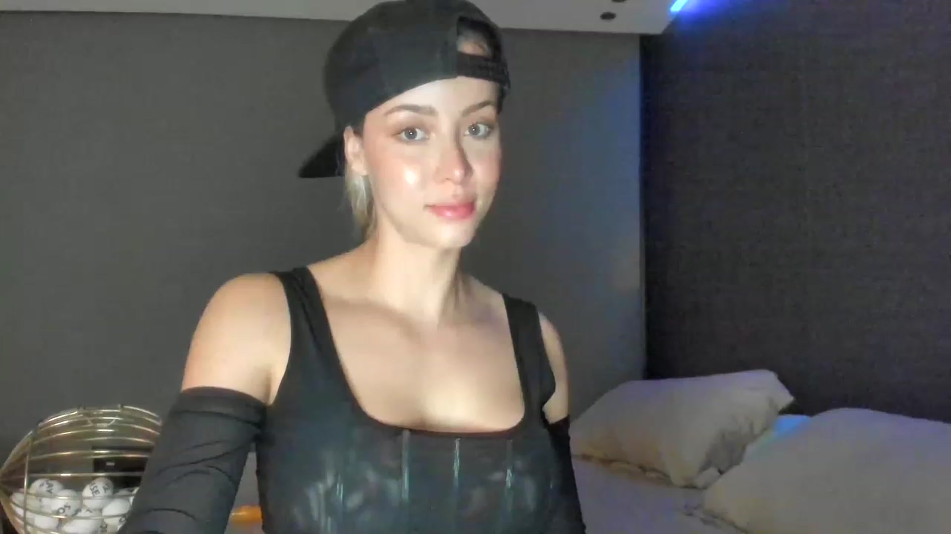 Gallery image thumbnail from Kimtylor_'s myfreecams stream on, 04/07/2023, 02:05 image 13 of 20