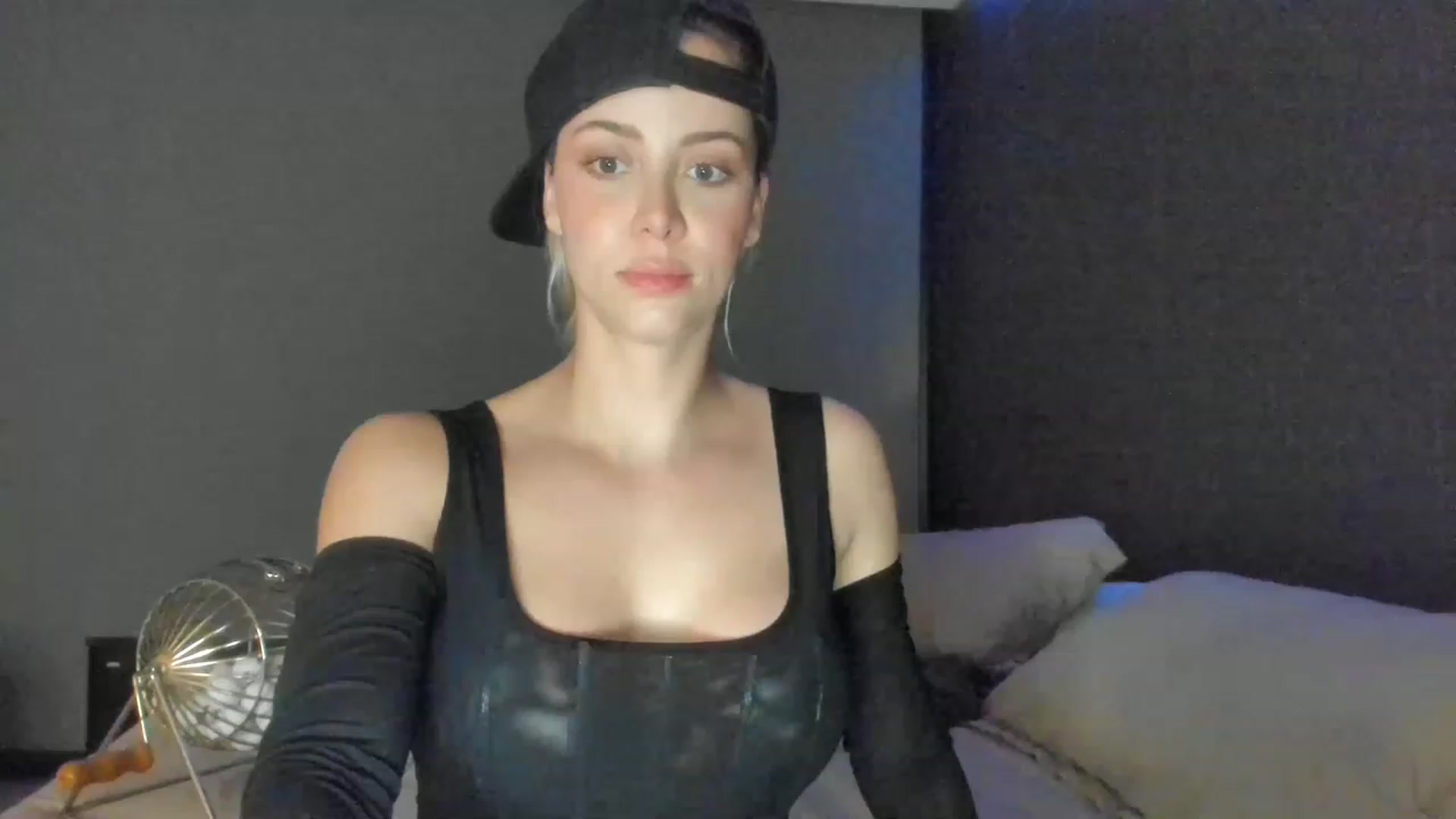 Gallery image thumbnail from Kimtylor_'s myfreecams stream on, 04/07/2023, 02:05 image 9 of 20