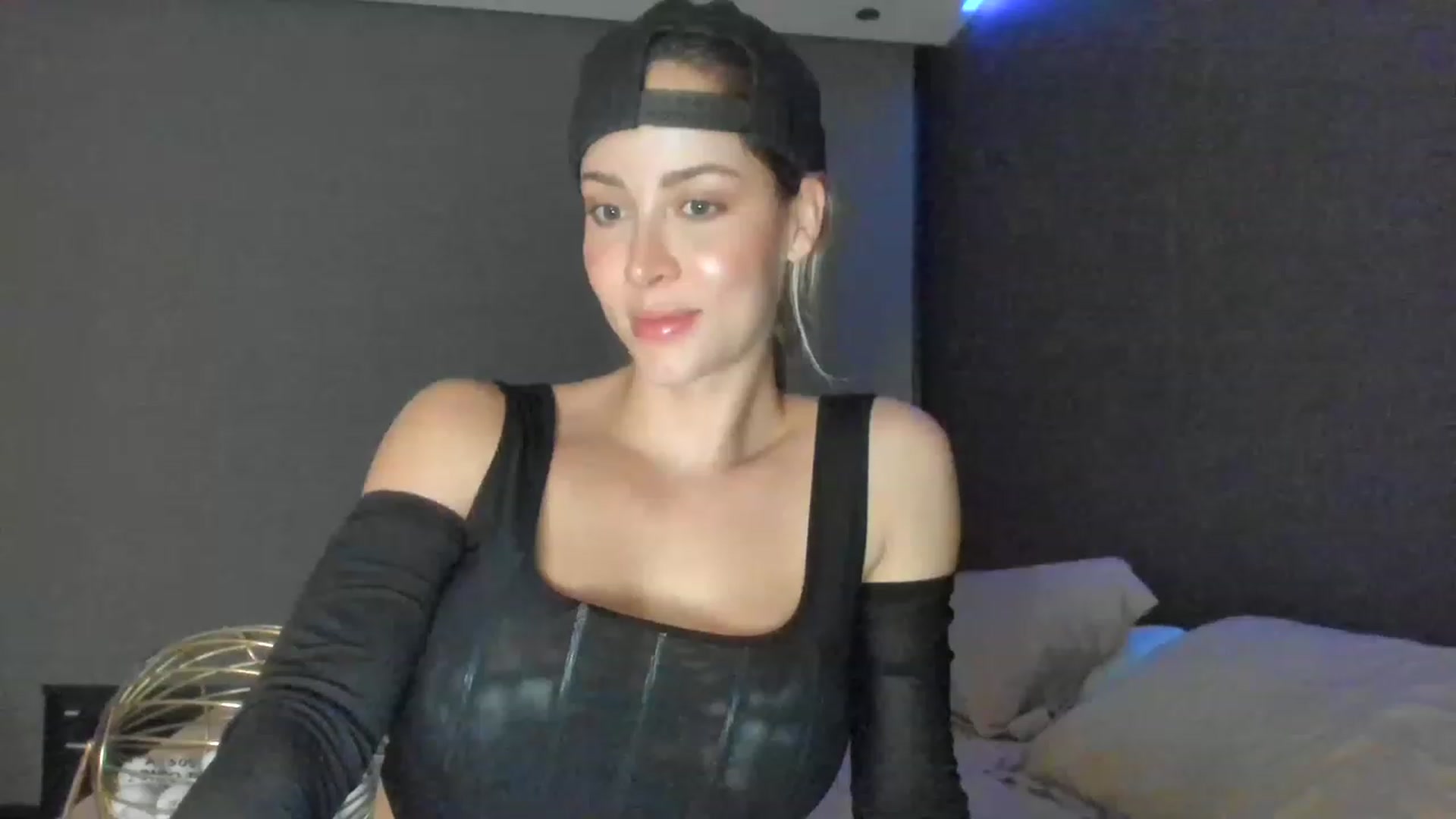 Gallery image thumbnail from Kimtylor_'s myfreecams stream on, 04/07/2023, 02:05 image 16 of 20