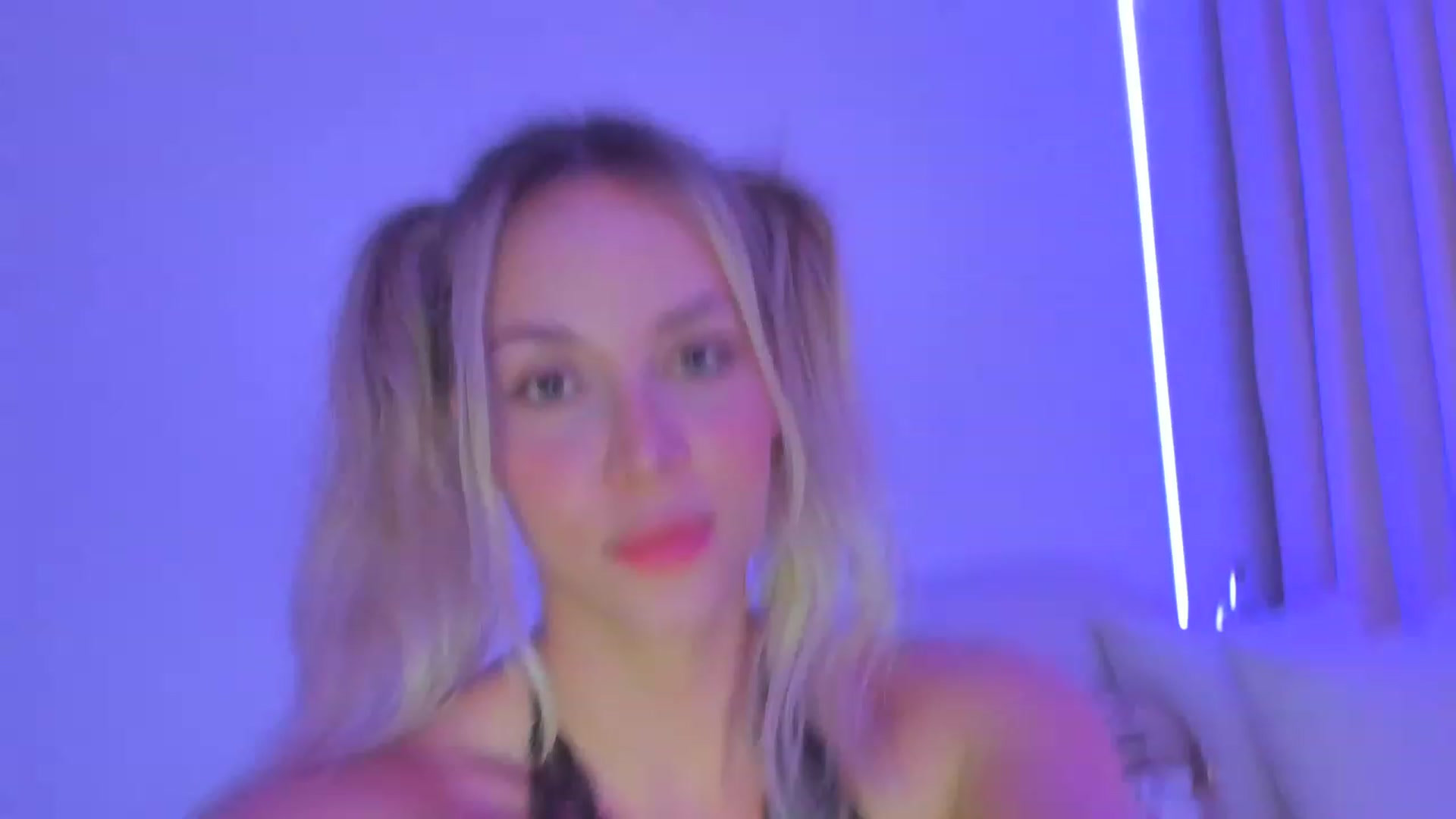 Gallery image thumbnail from Kimtylor_'s myfreecams stream on, 04/21/2023, 04:13 image 5 of 20
