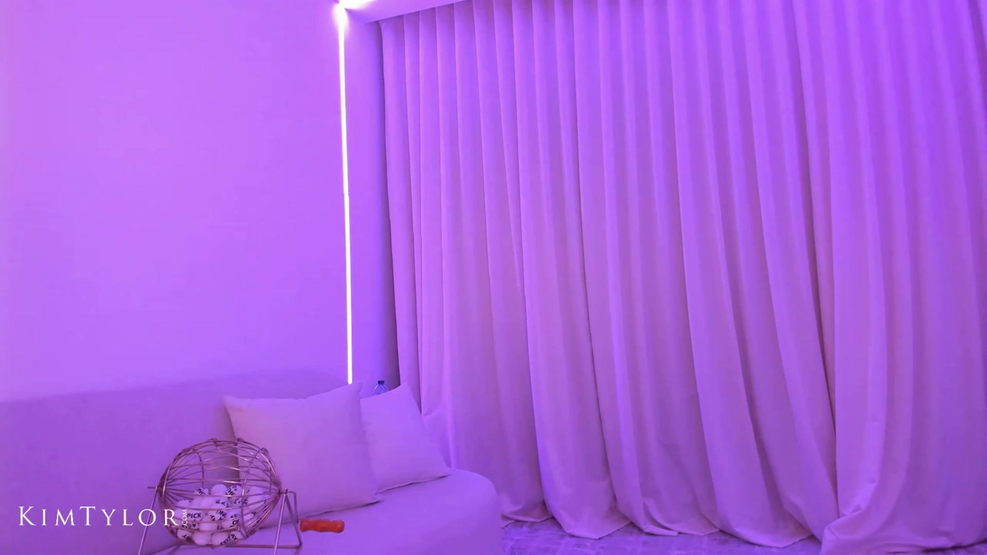 Gallery image thumbnail from Kimtylor_'s myfreecams stream on, 04/29/2023, 03:31 image 15 of 20
