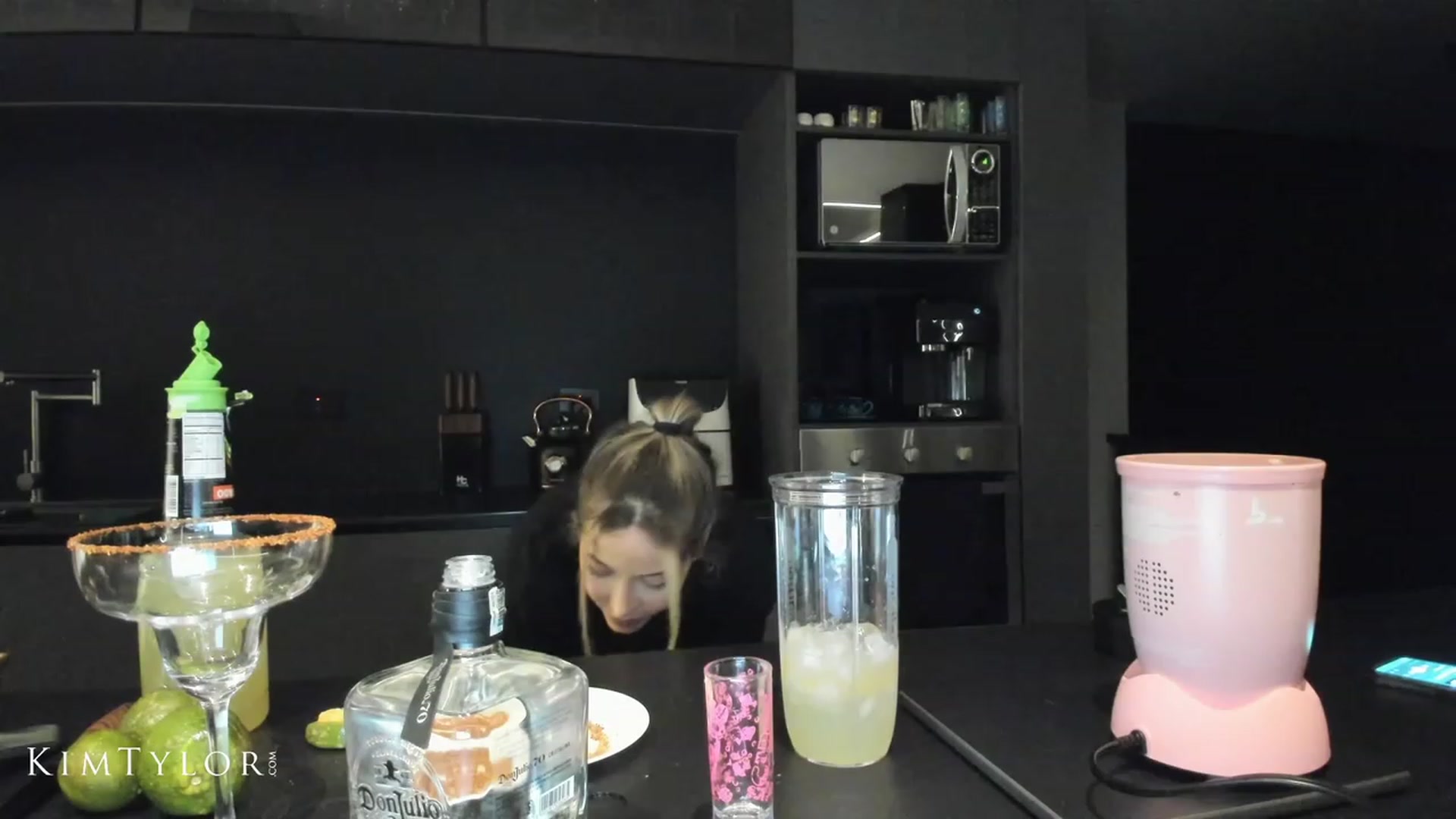 Gallery image thumbnail from Kimtylor_'s myfreecams stream on, 04/30/2023, 01:40 image 3 of 20