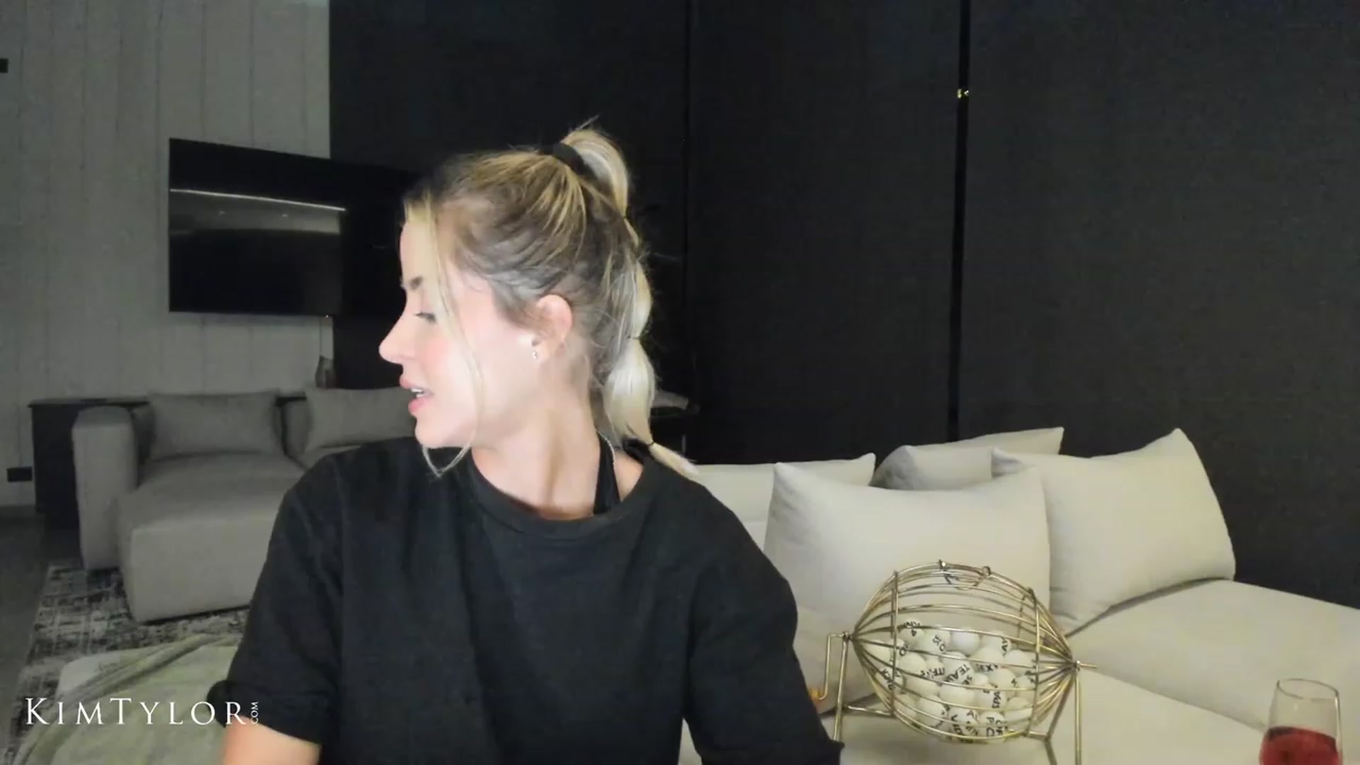 Gallery image thumbnail from Kimtylor_'s myfreecams stream on, 04/30/2023, 01:40 image 8 of 20
