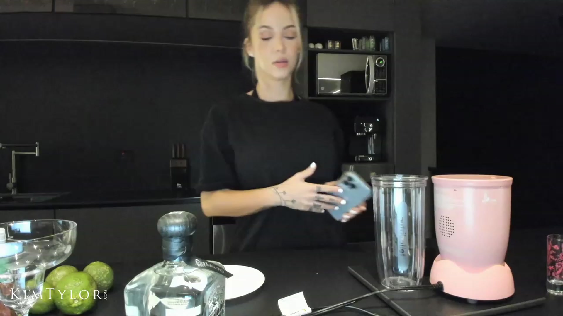 Gallery image thumbnail from Kimtylor_'s myfreecams stream on, 04/30/2023, 01:40 image 2 of 20