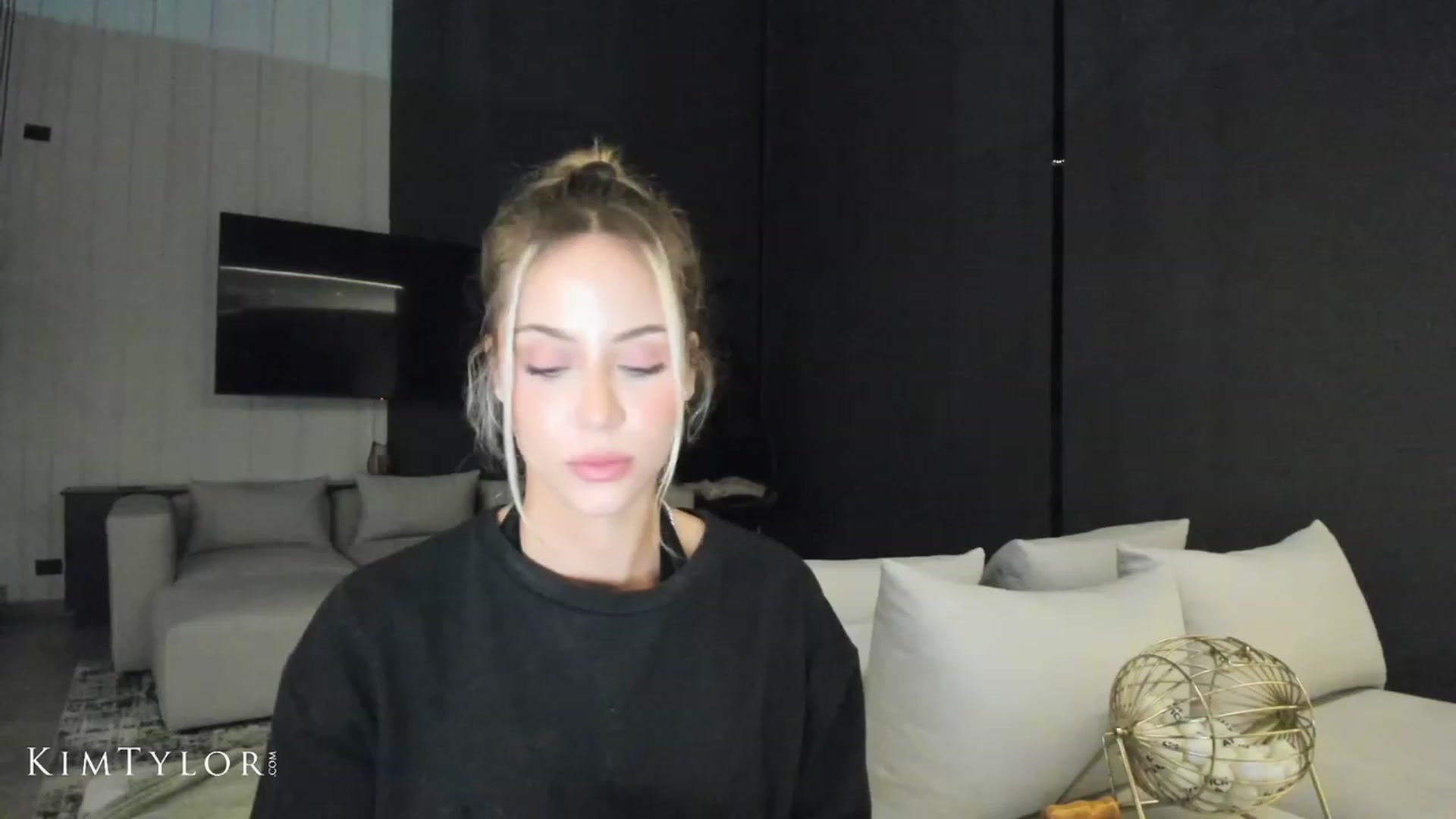 Gallery image thumbnail from Kimtylor_'s myfreecams stream on, 04/30/2023, 01:40 image 7 of 20