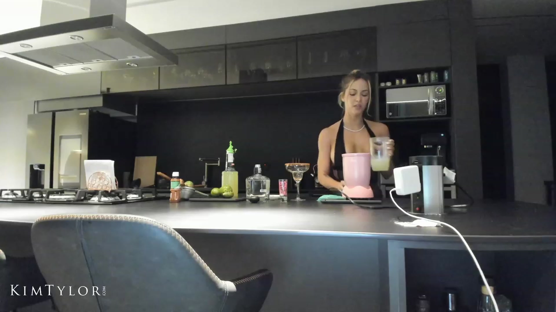 Gallery image thumbnail from Kimtylor_'s myfreecams stream on, 04/30/2023, 01:40 image 12 of 20