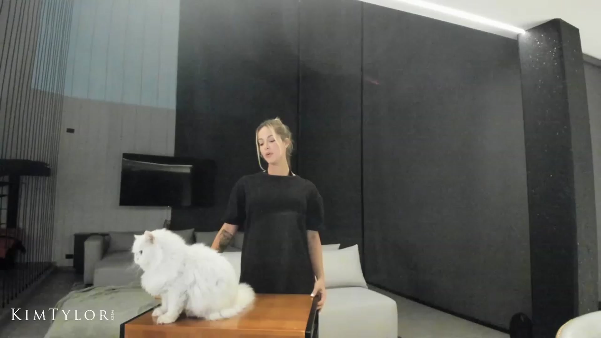 Gallery image thumbnail from Kimtylor_'s myfreecams stream on, 04/30/2023, 01:40 image 5 of 20