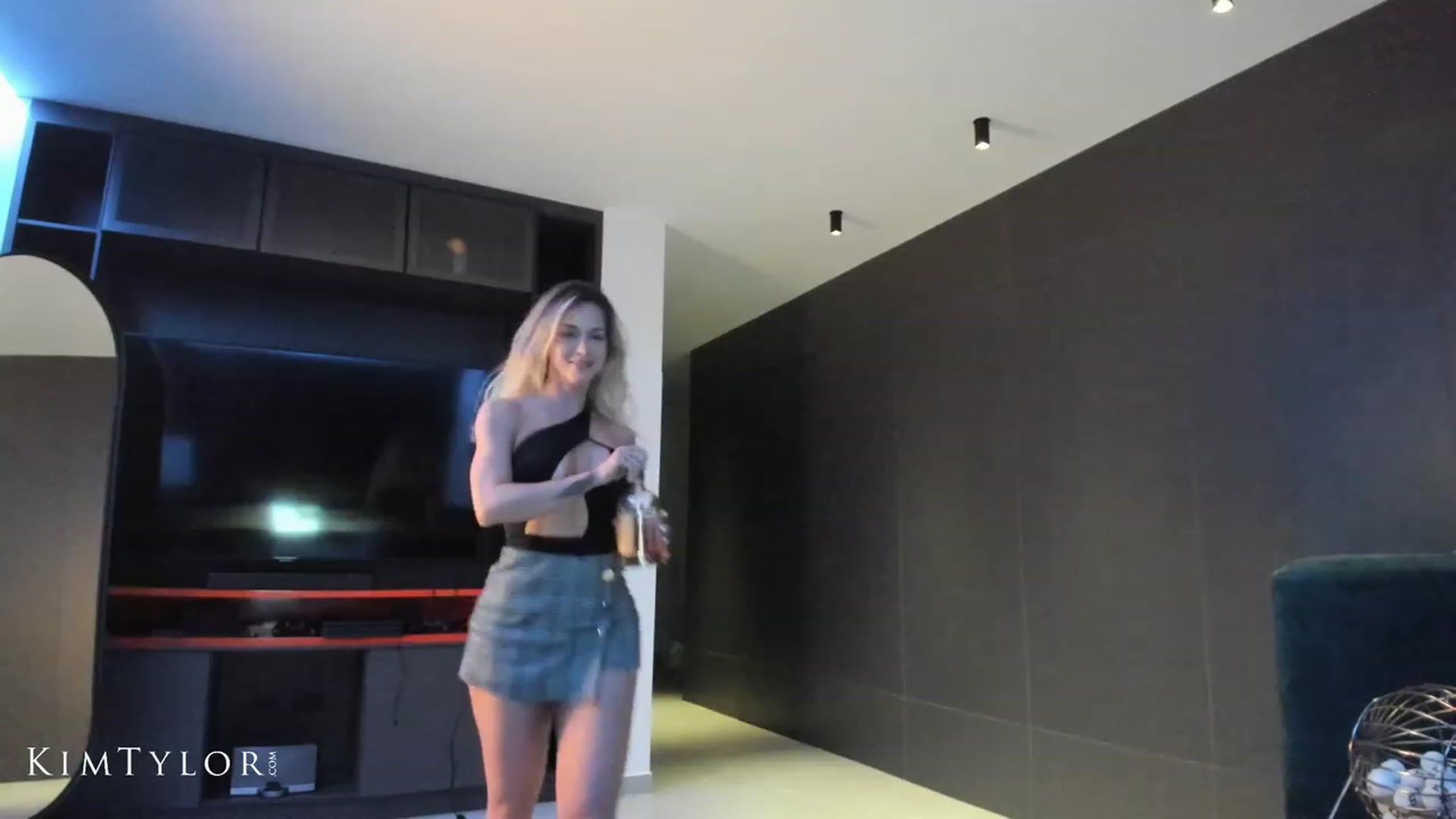 Gallery image thumbnail from Kimtylor_'s myfreecams stream on, 05/11/2023, 03:11 image 8 of 20
