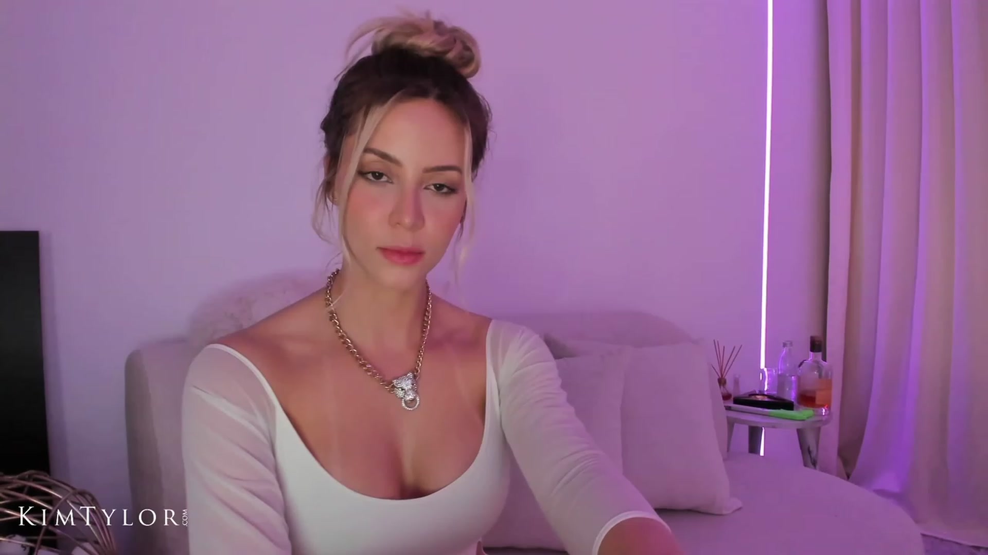 Gallery image thumbnail from Kimtylor_'s myfreecams stream on, 05/16/2023, 02:51 image 10 of 20