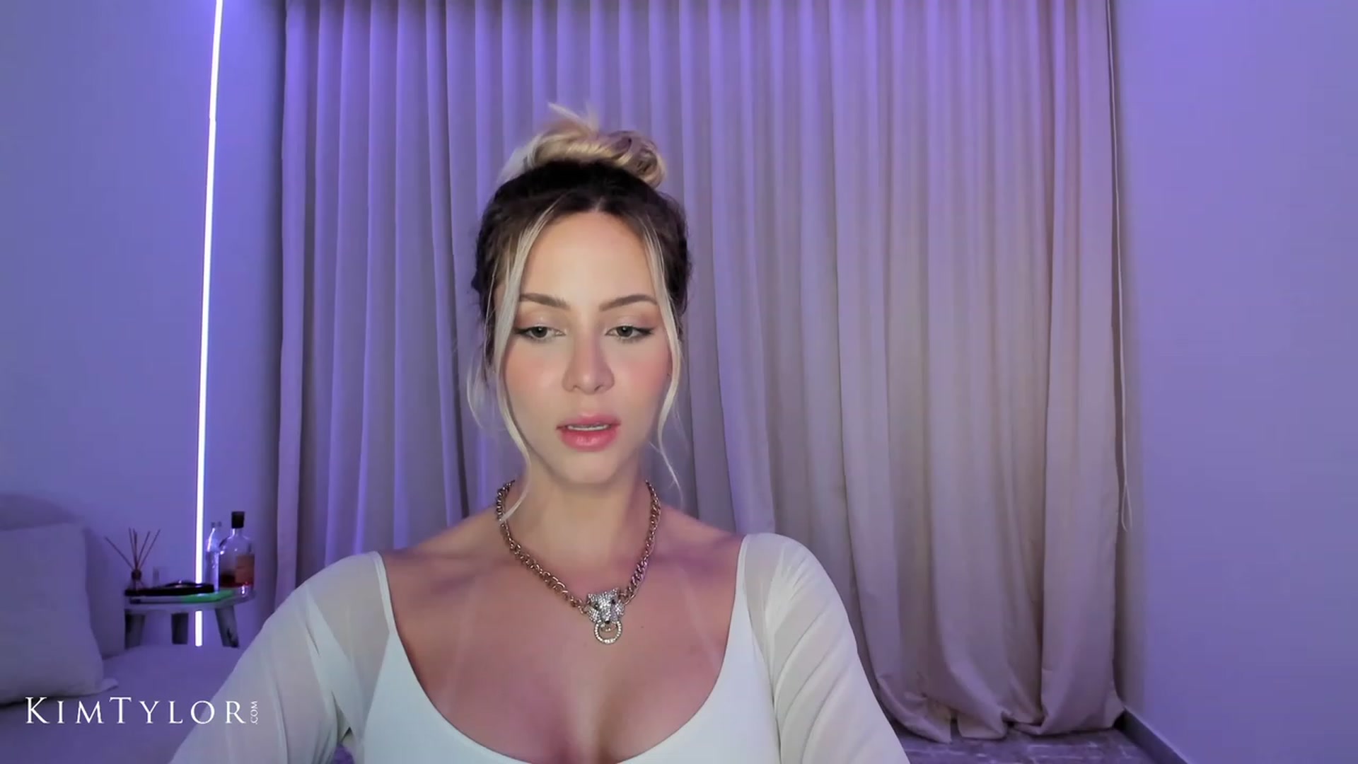 Gallery image thumbnail from Kimtylor_'s myfreecams stream on, 05/16/2023, 02:51 image 4 of 20