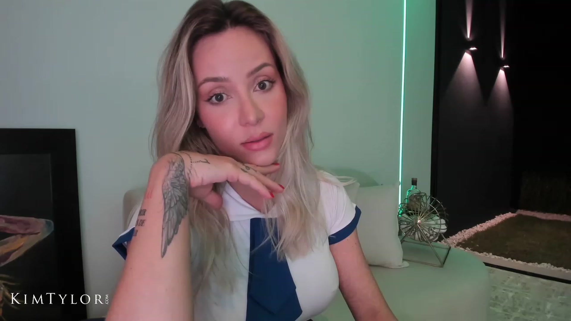 Gallery image thumbnail from Kimtylor_'s myfreecams stream on, 05/18/2023, 04:03 image 11 of 20