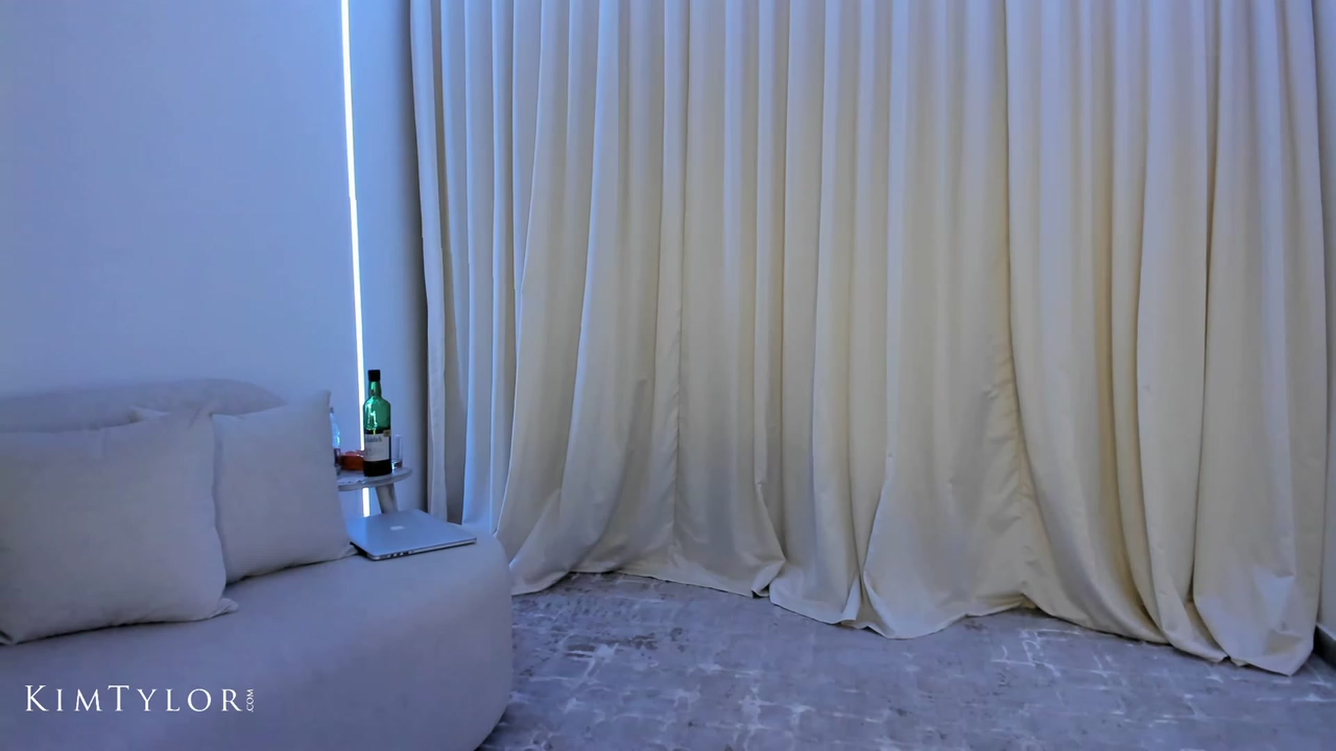Gallery image thumbnail from Kimtylor_'s myfreecams stream on, 06/27/2023, 02:07 image 16 of 20