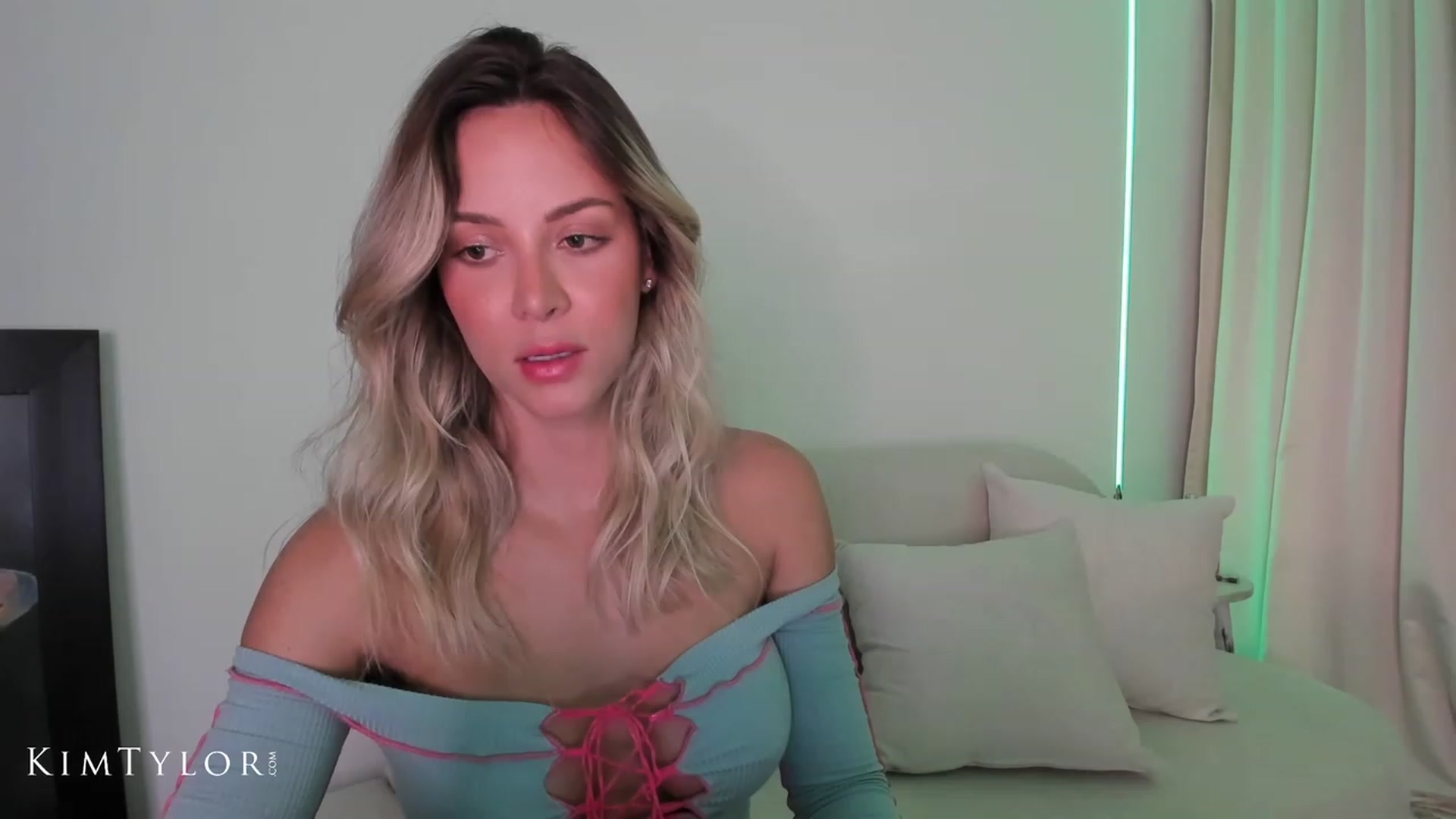 Gallery image thumbnail from Kimtylor_'s myfreecams stream on, 08/01/2023, 01:41 image 3 of 20