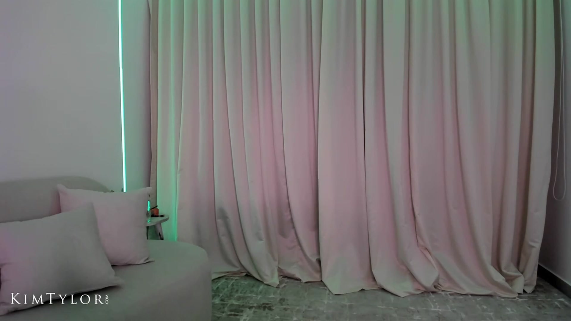 Gallery image thumbnail from Kimtylor_'s myfreecams stream on, 08/01/2023, 01:41 image 4 of 20