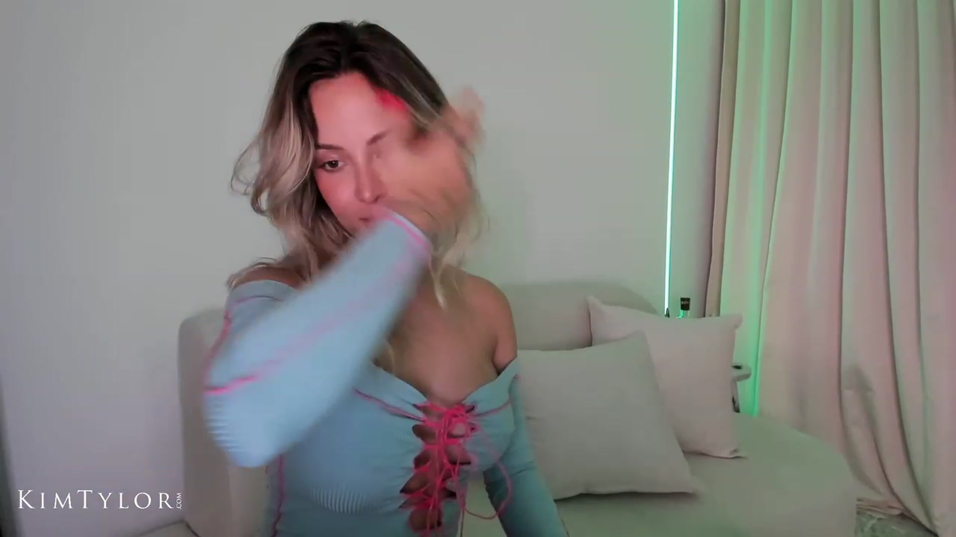 Gallery image thumbnail from Kimtylor_'s myfreecams stream on, 08/01/2023, 01:41 image 9 of 20