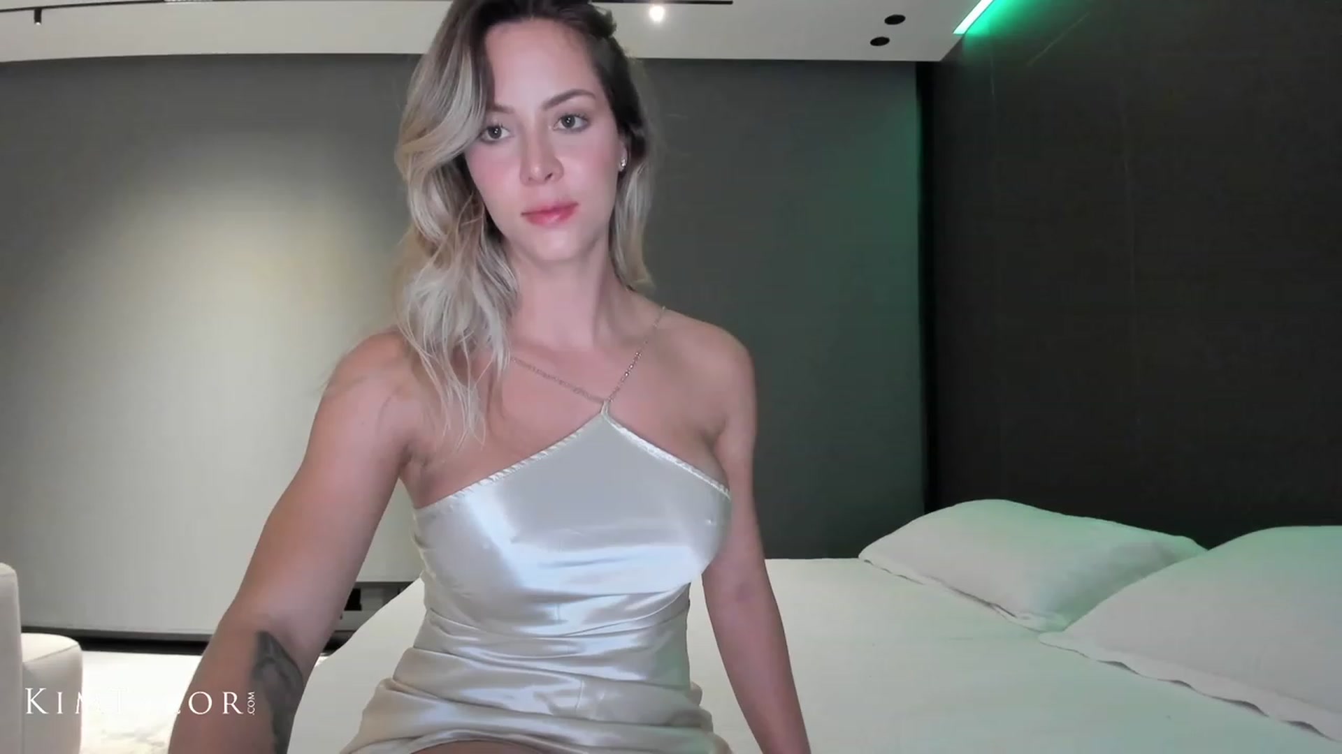 Gallery image thumbnail from Kimtylor_'s myfreecams stream on, 08/20/2023, 02:04 image 10 of 20