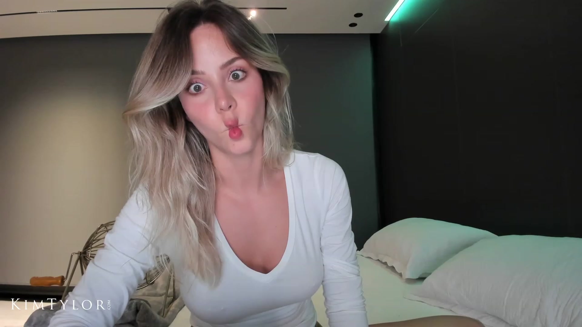 Gallery image thumbnail from Kimtylor_'s myfreecams stream on, 08/29/2023, 02:49 image 11 of 20