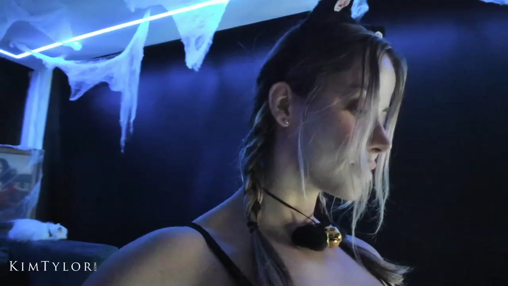 Gallery image thumbnail from Kimtylor_'s myfreecams stream on, 10/06/2023, 03:00 image 15 of 20