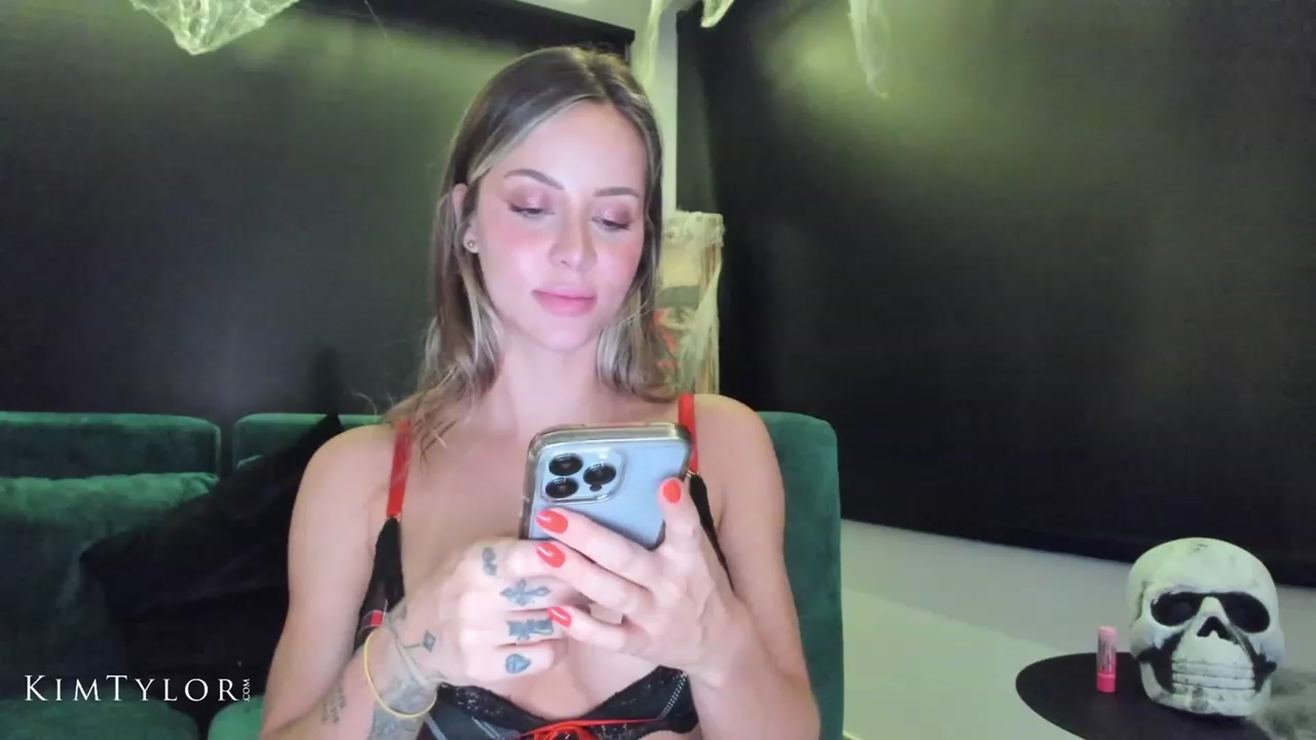 Gallery image thumbnail from Kimtylor_'s myfreecams stream on, 10/08/2023, 02:52 image 15 of 20