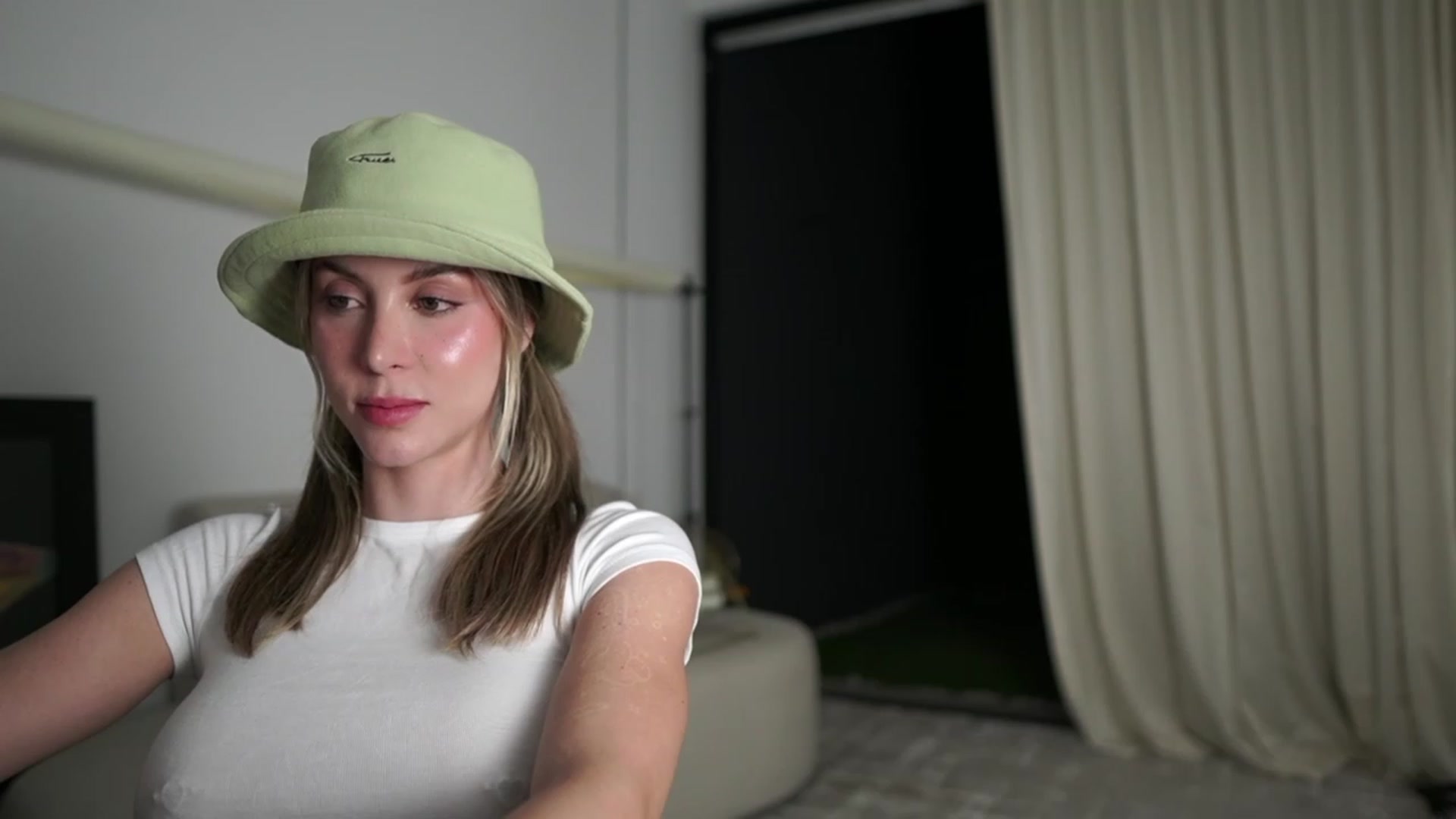Gallery image thumbnail from Kimtylor_'s myfreecams stream on, 02/13/2024, 02:14 image 18 of 20
