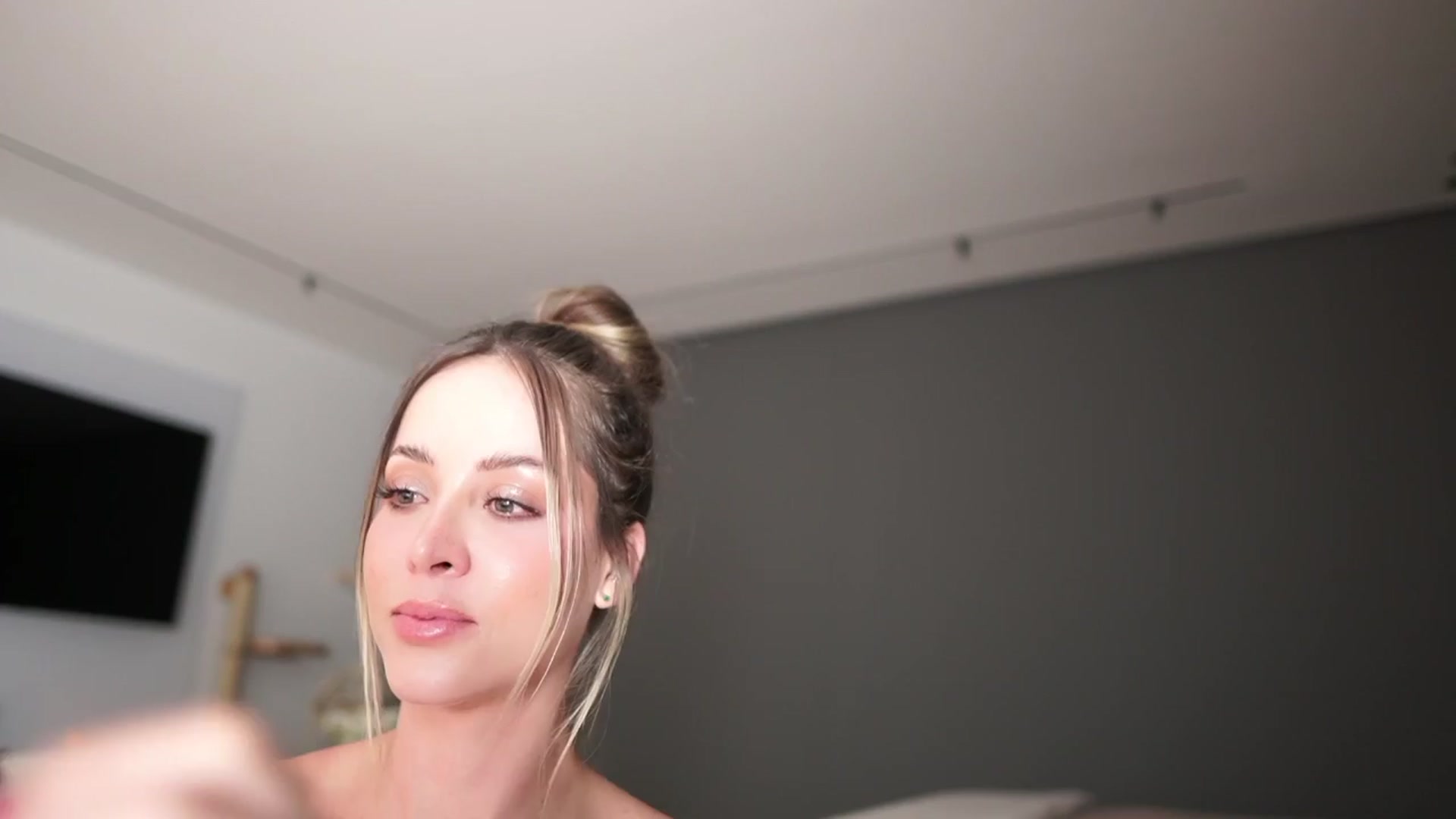 Gallery image thumbnail from Kimtylor_'s myfreecams stream on, 04/13/2024, 03:14 image 13 of 20