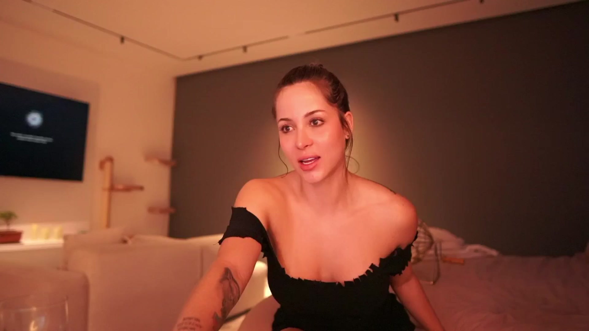 Gallery image thumbnail from Kimtylor_'s myfreecams stream on, 05/07/2024, 04:48 image 1 of 20