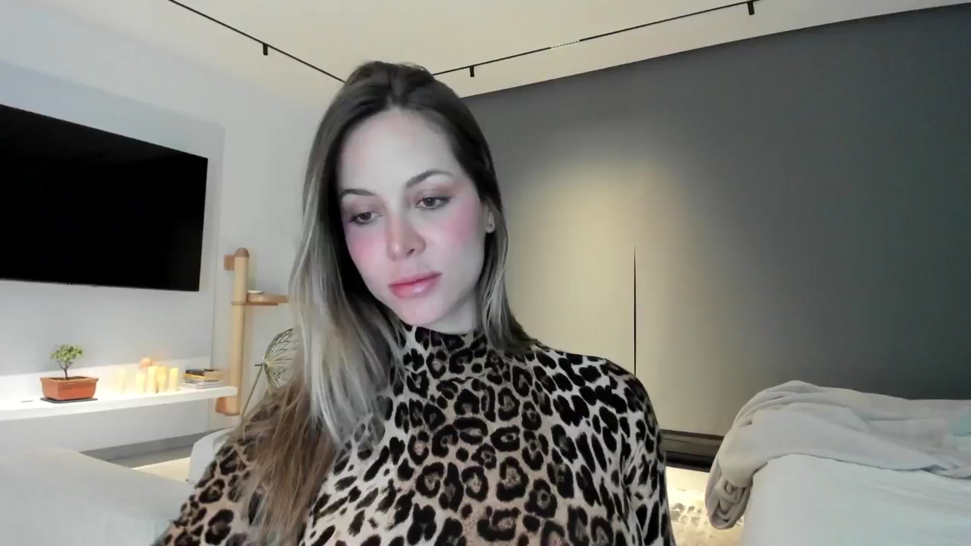 Gallery image thumbnail from Kimtylor_'s myfreecams stream on, 05/30/2024, 02:30 image 4 of 20