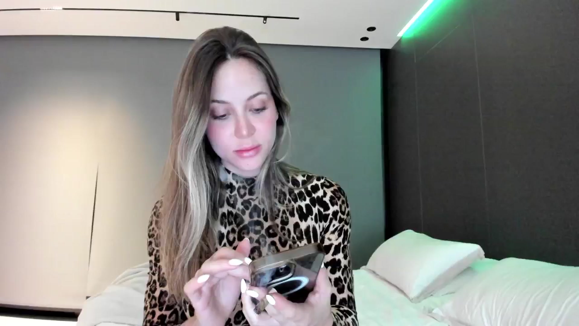 Gallery image thumbnail from Kimtylor_'s myfreecams stream on, 05/30/2024, 02:30 image 9 of 20