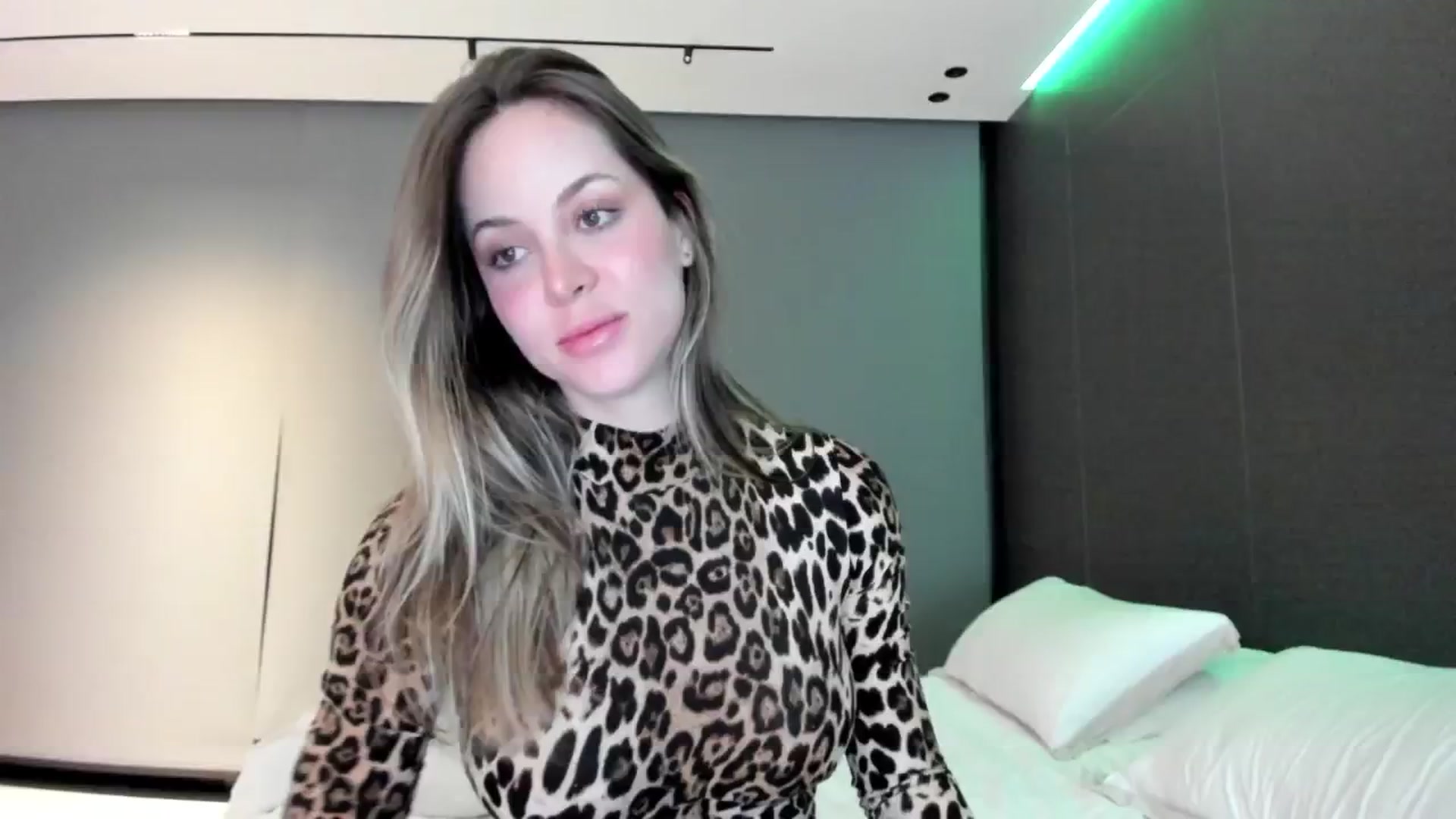 Gallery image thumbnail from Kimtylor_'s myfreecams stream on, 05/30/2024, 02:30 image 8 of 20
