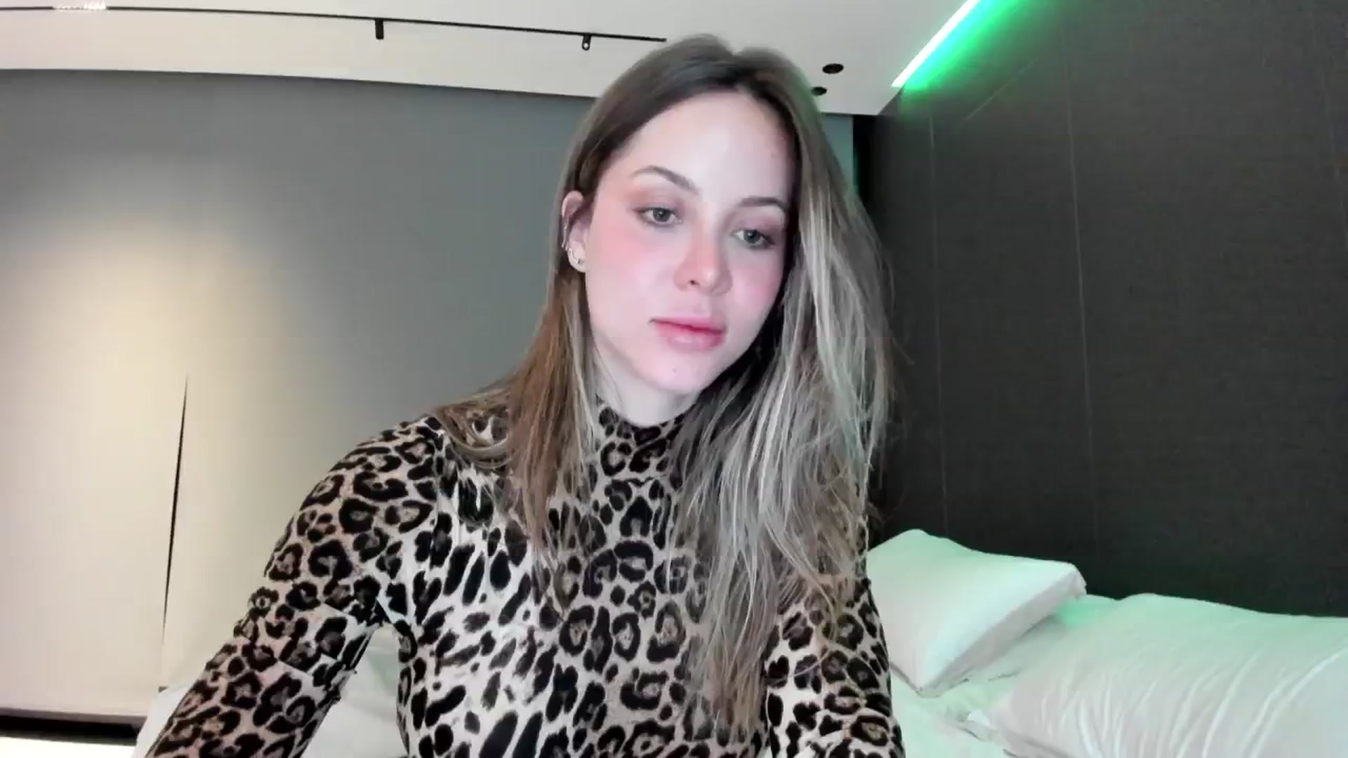 Gallery image thumbnail from Kimtylor_'s myfreecams stream on, 05/30/2024, 02:30 image 11 of 20