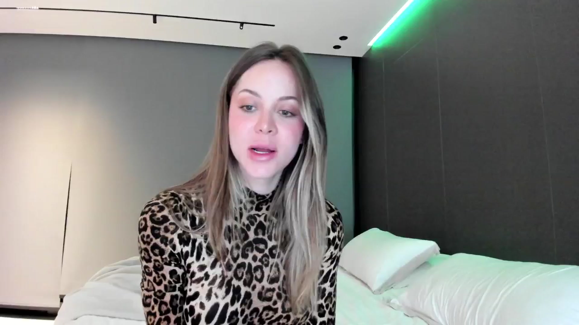 Gallery image thumbnail from Kimtylor_'s myfreecams stream on, 05/30/2024, 02:30 image 12 of 20