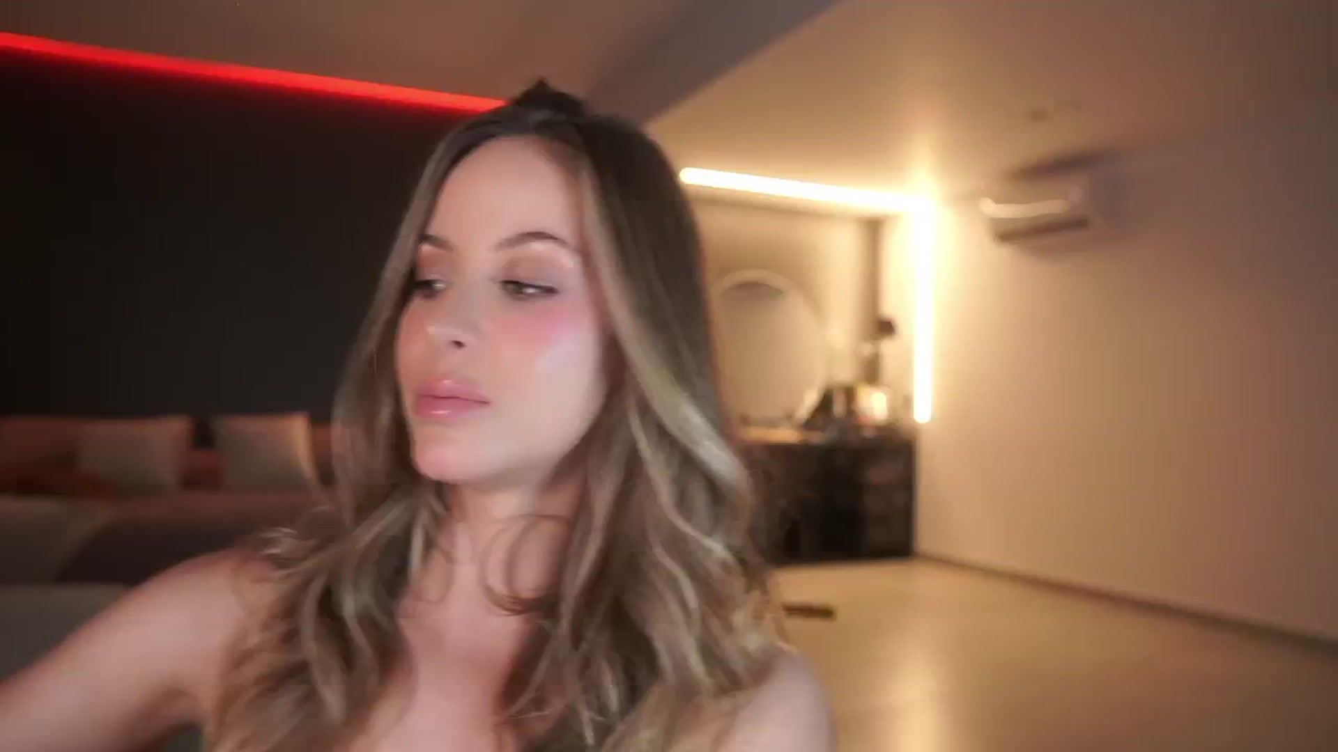 Gallery image thumbnail from Kimtylor_'s myfreecams stream on, 12/15/2024, 24:03 image 11 of 20
