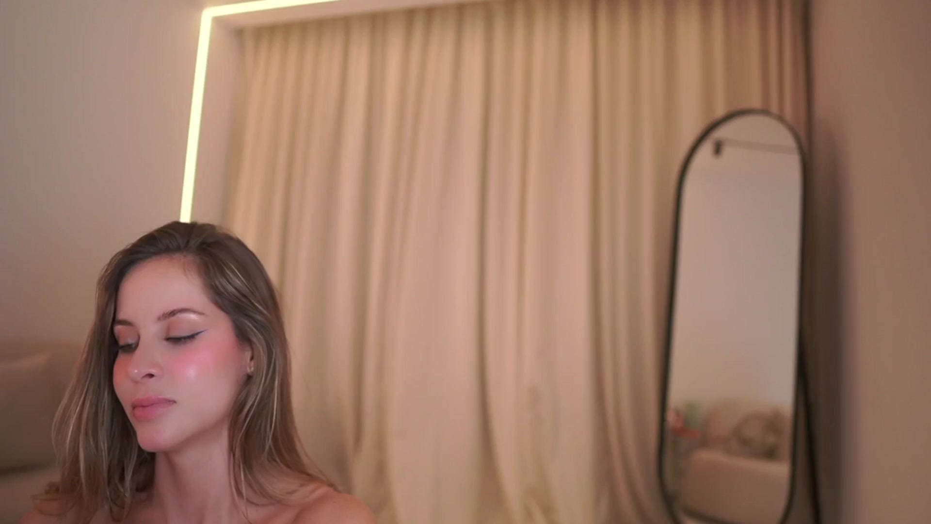 Gallery image thumbnail from Kimtylor_'s myfreecams stream on, 12/28/2024, 03:43 image 19 of 20