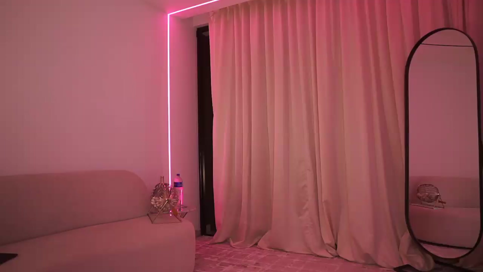 Gallery image thumbnail from Kimtylor_'s myfreecams stream on, 06/12/2026, 02:49 image 17 of 20