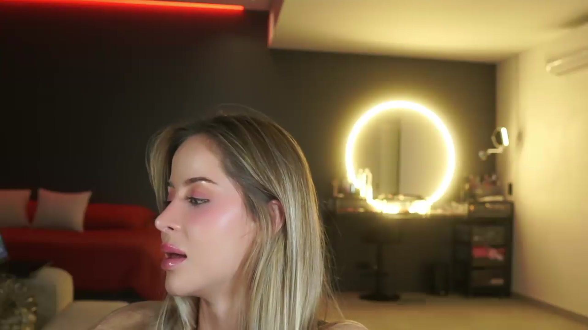 Gallery image thumbnail from Kimtylor_'s myfreecams stream on, 07/11/2026, 03:42 image 9 of 20