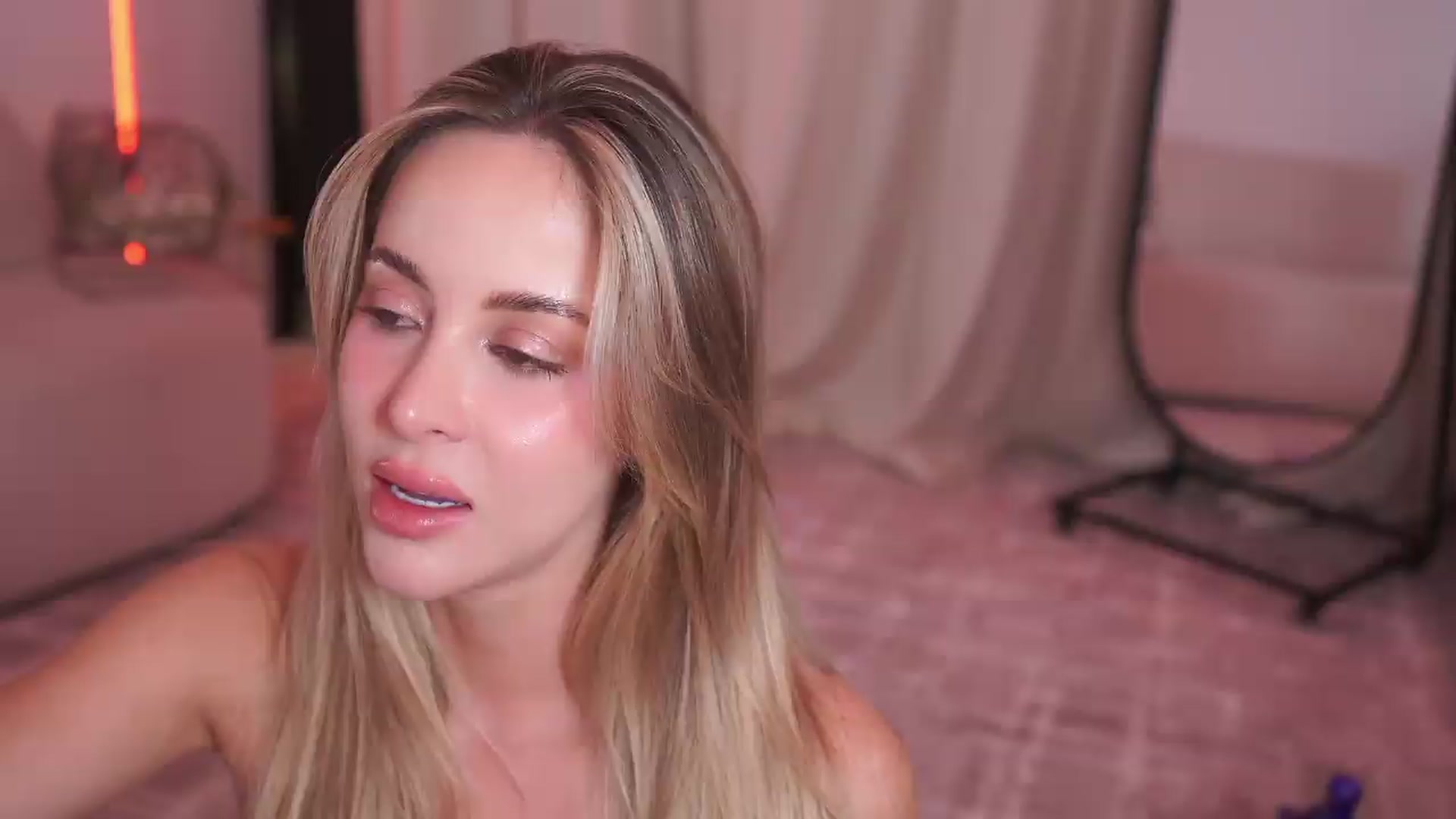 Gallery image thumbnail from Kimtylor_'s myfreecams stream on, 08/28/2026, 03:37 image 19 of 20