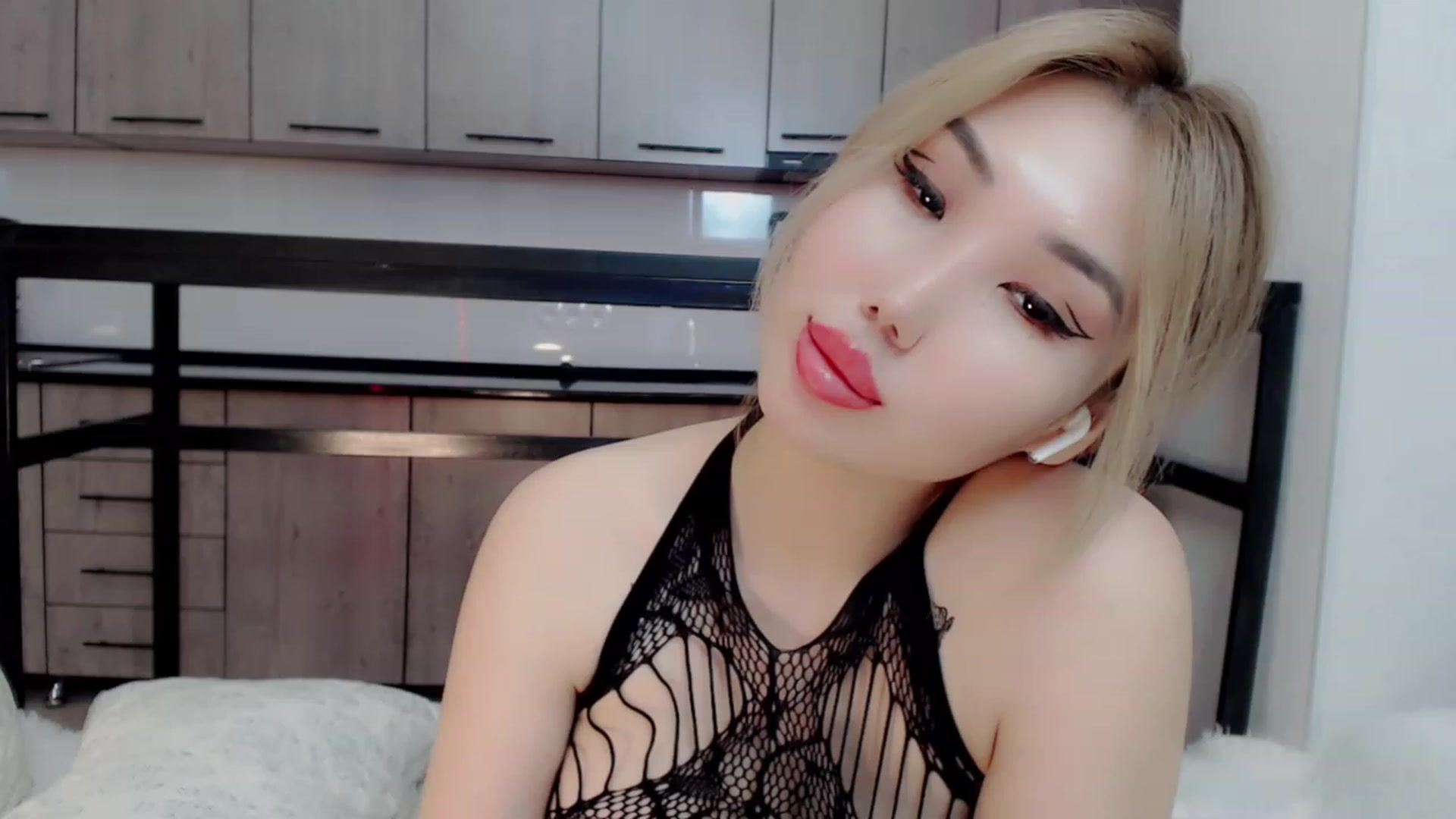 Gallery image thumbnail from Kimurakim's myfreecams stream on, 11/16/2022, 18:13 image 11 of 20