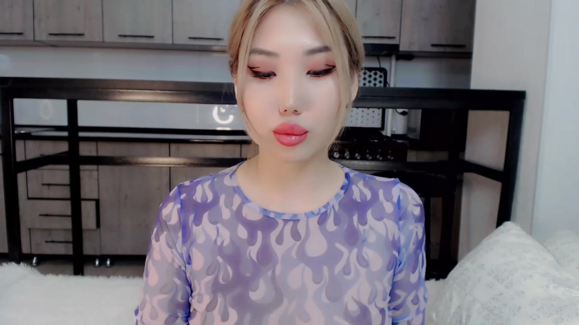 Gallery image thumbnail from Kimurakim's myfreecams stream on, 11/17/2022, 17:57 image 2 of 20