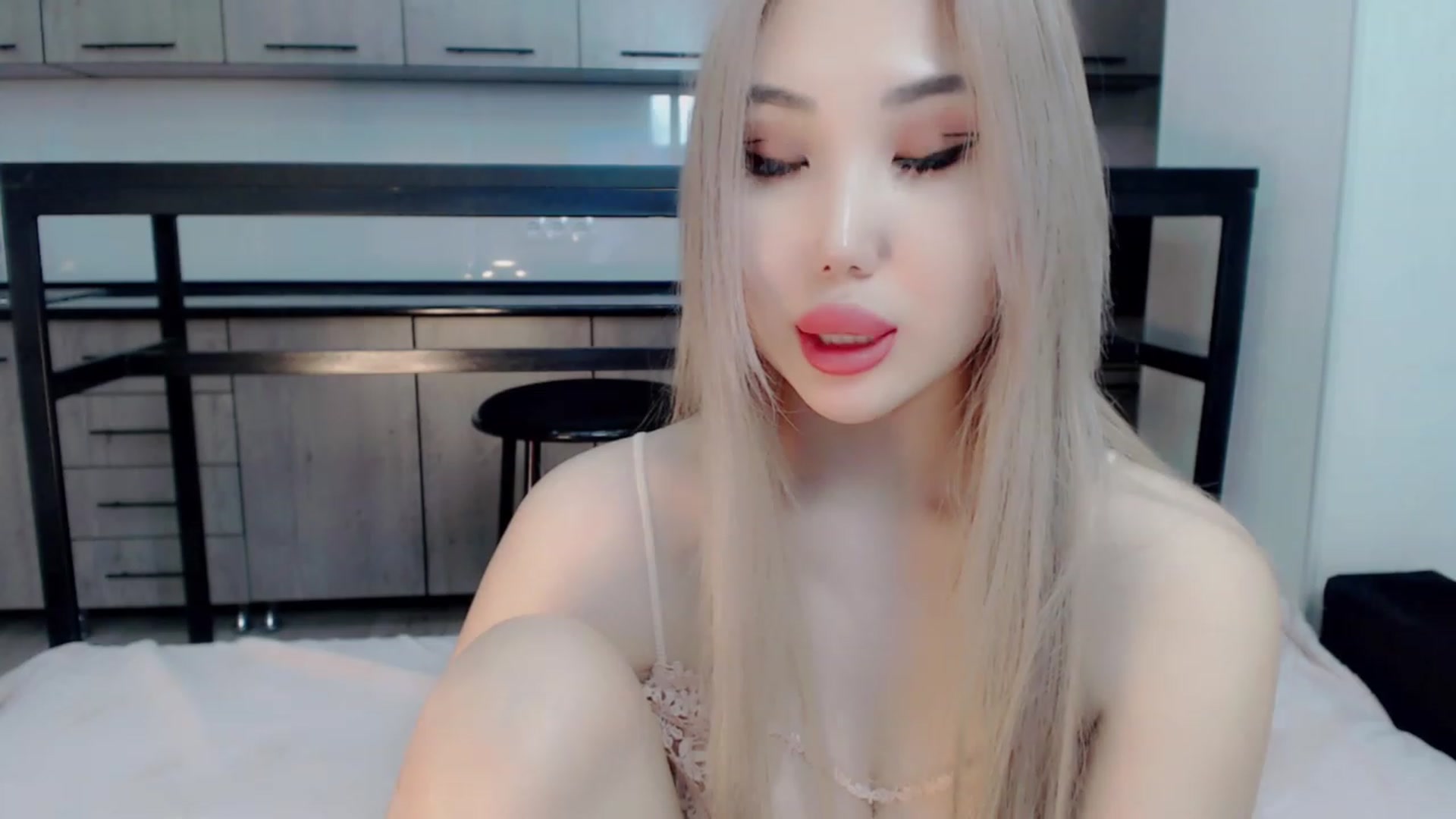 Gallery image thumbnail from Kimurakim's myfreecams stream on, 12/21/2022, 15:42 image 16 of 20
