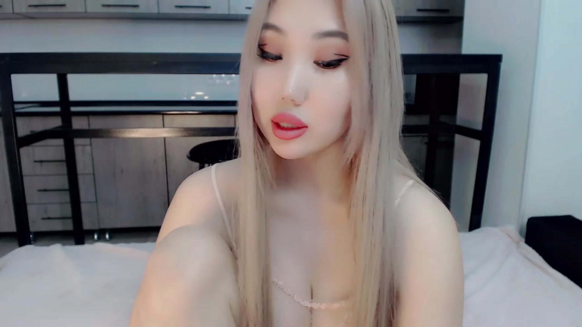 Gallery image thumbnail from Kimurakim's myfreecams stream on, 12/21/2022, 15:42 image 10 of 20