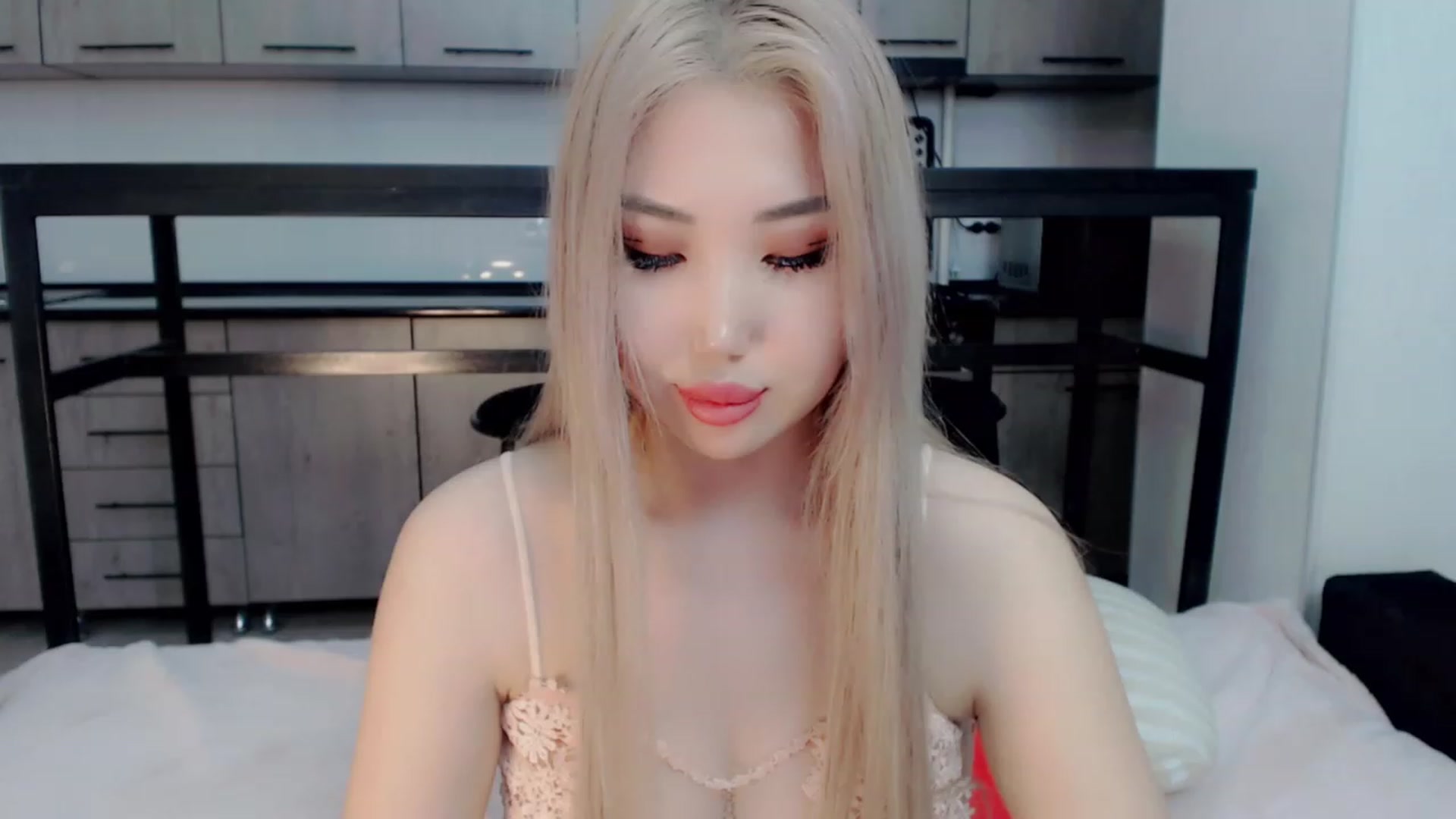 Gallery image thumbnail from Kimurakim's myfreecams stream on, 12/21/2022, 15:42 image 18 of 20