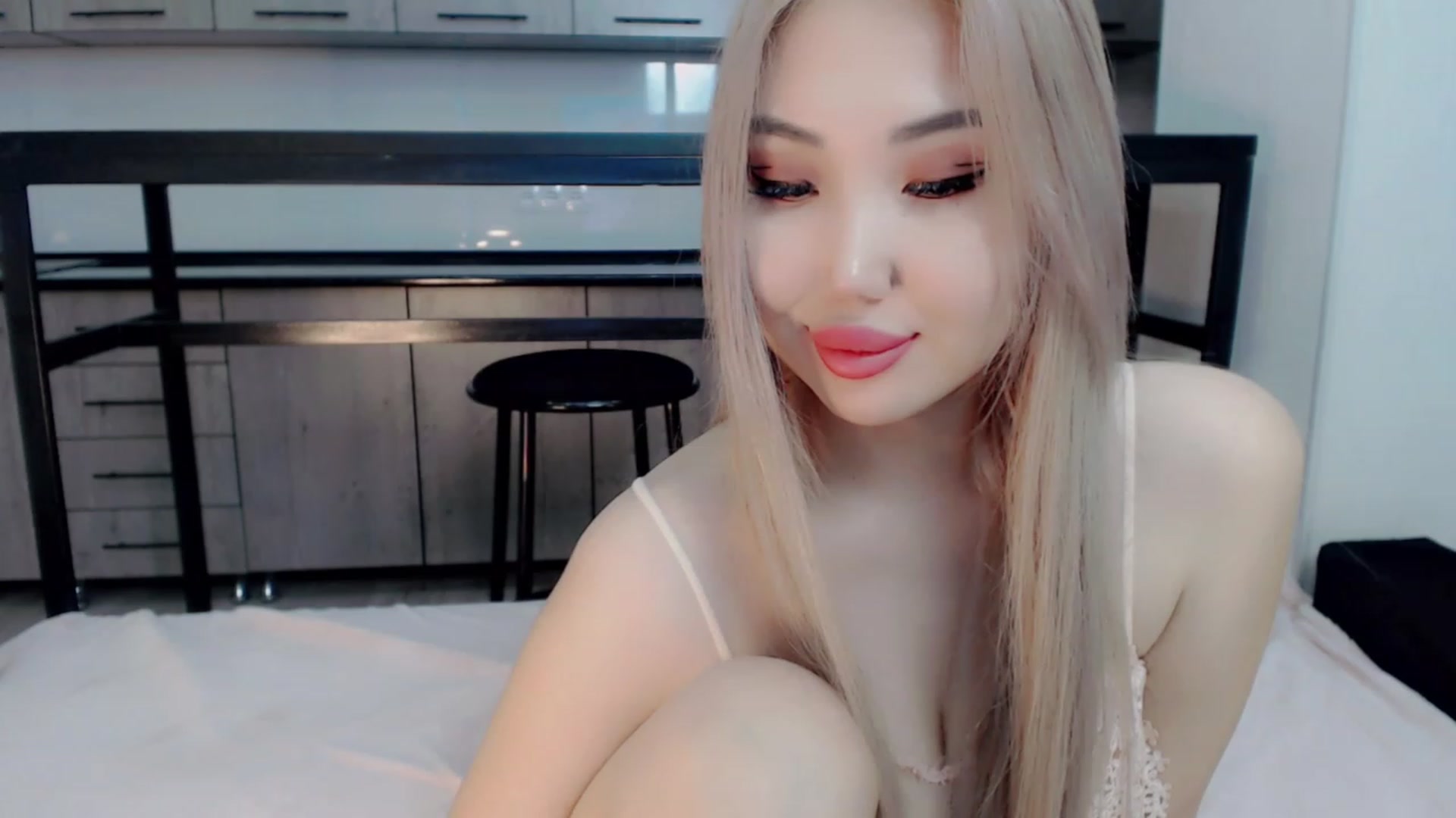Gallery image thumbnail from Kimurakim's myfreecams stream on, 12/21/2022, 15:42 image 11 of 20