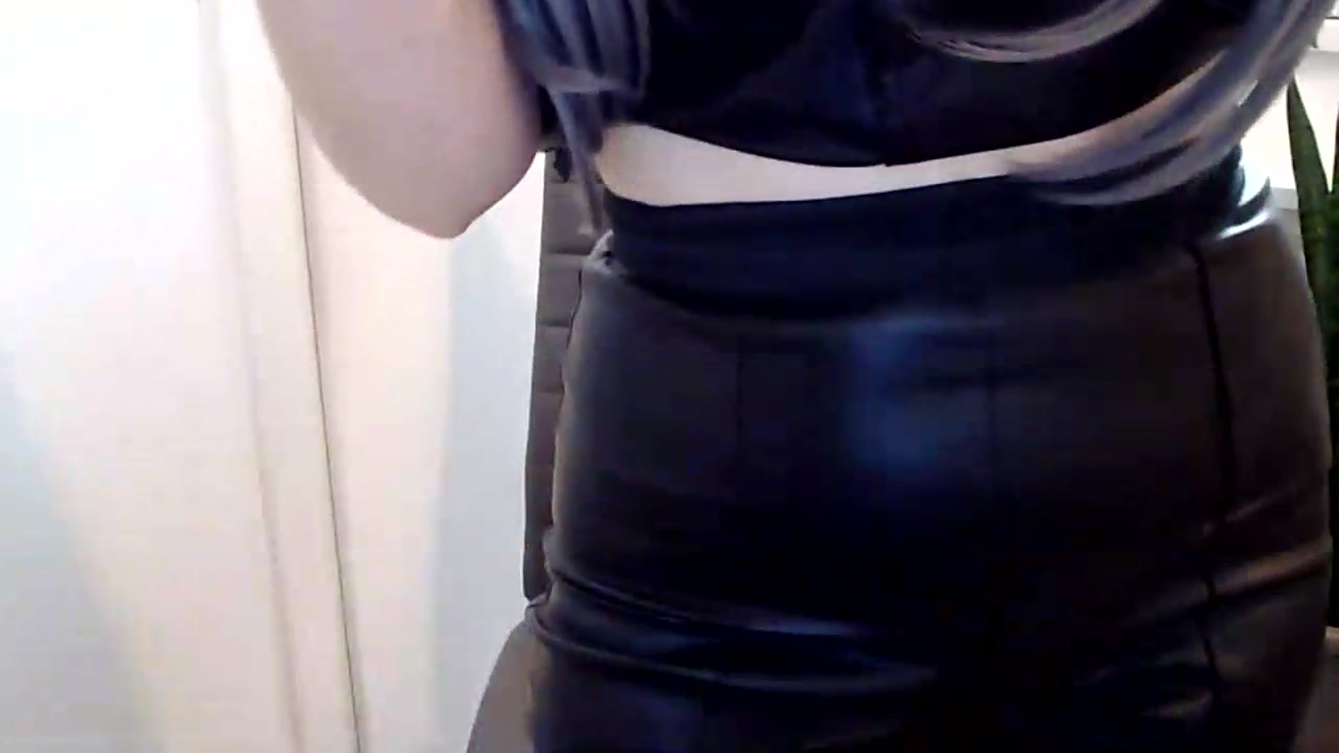 Gallery image thumbnail from KinKueen's myfreecams stream on, 07/15/2026, 09:37 image 10 of 20